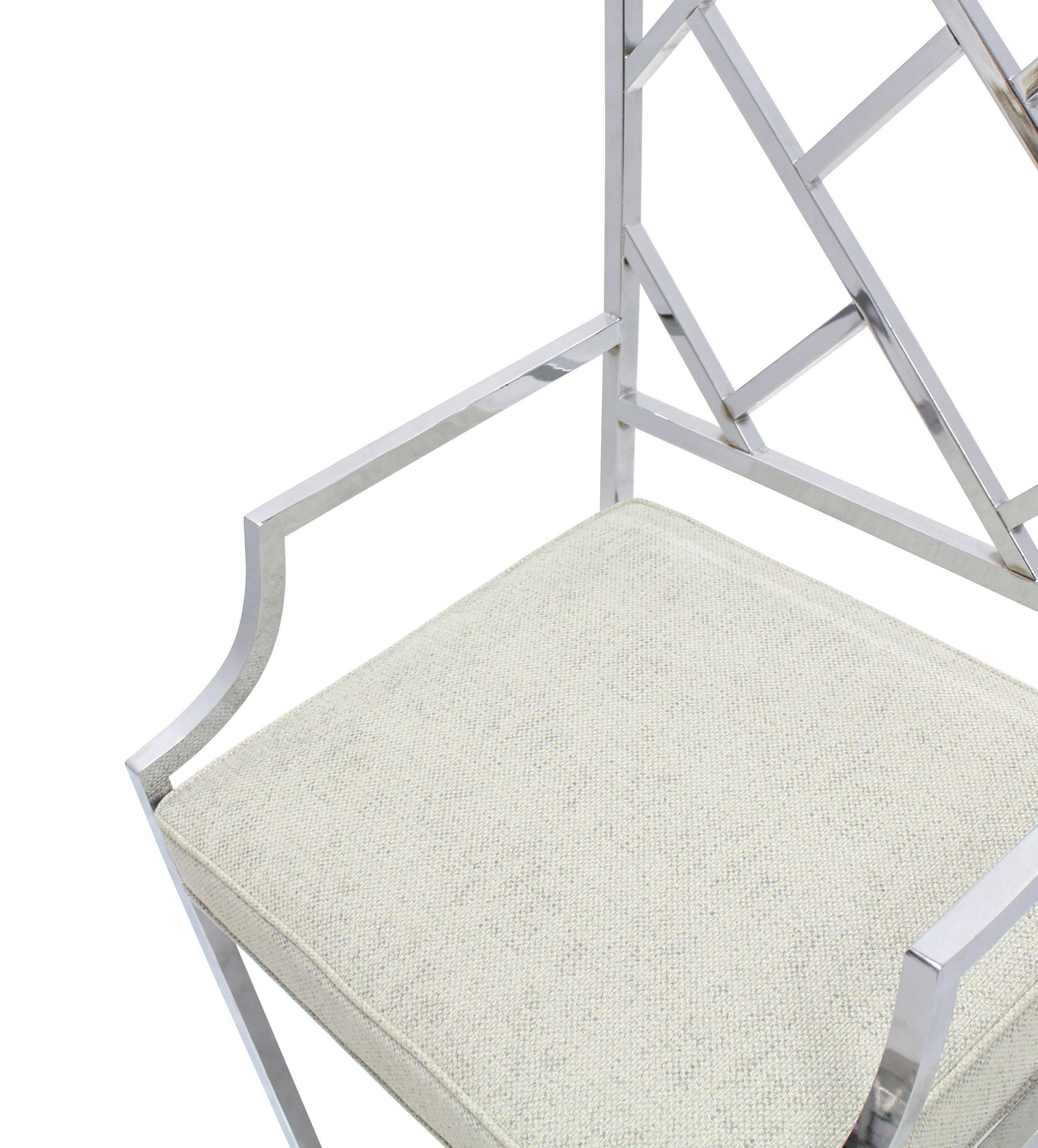 Nouvelle paire de chaises chromées à large dossier en échelle et chrome en tissu d'ameublement en vente 1
