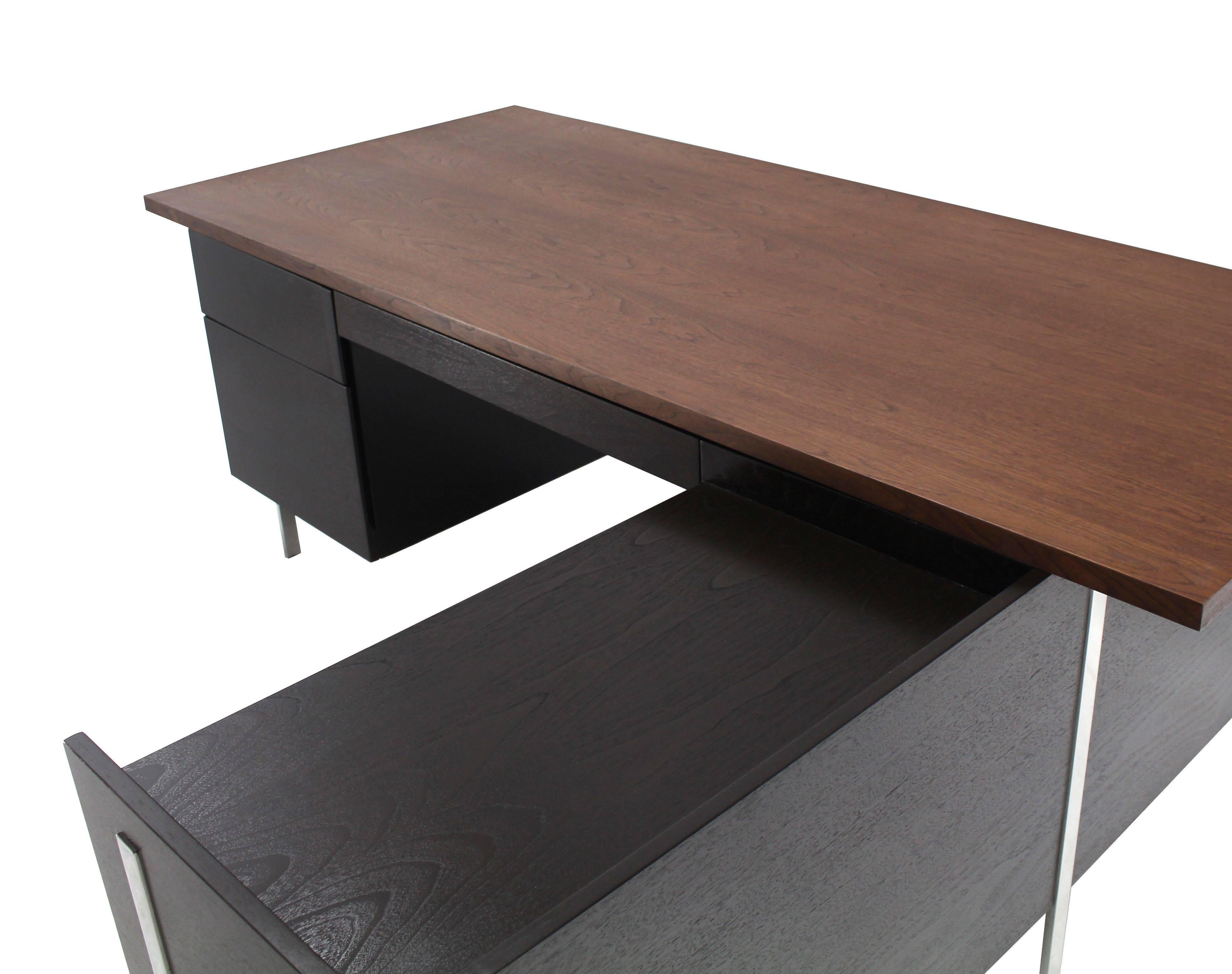 Large L Shape Walnut Desk with Return by Harvey Probber In Excellent Condition For Sale In Rockaway, NJ