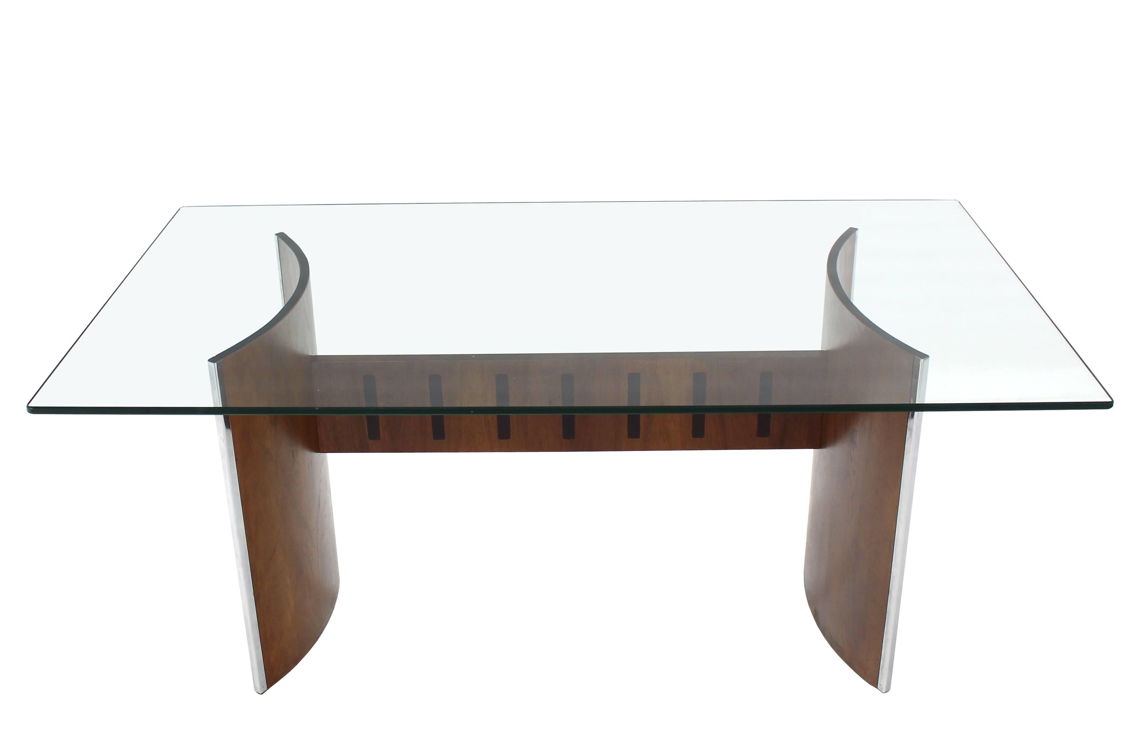 Very nice Mid-Century Modern thick rectangular glass dining table.