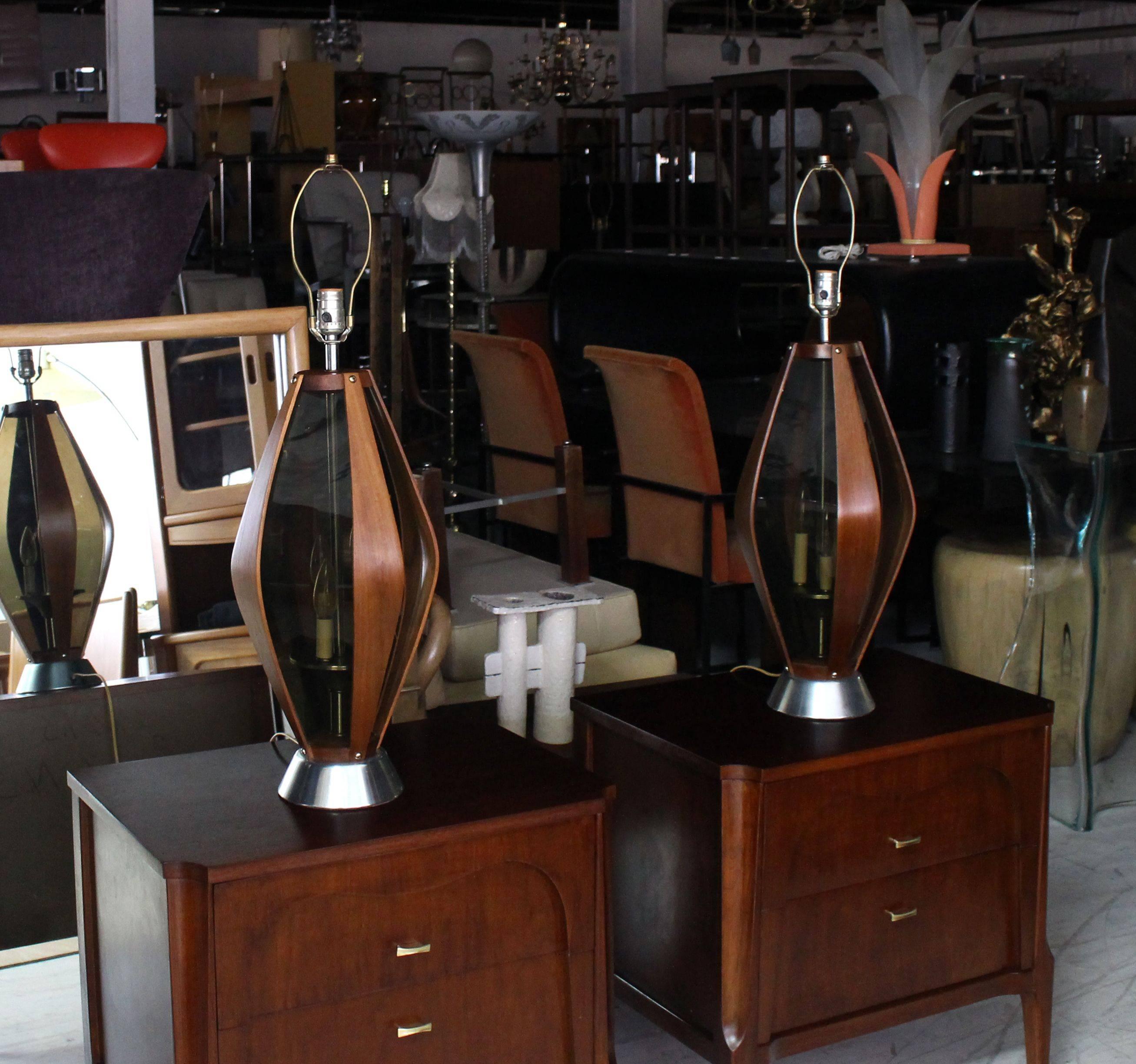 Pair of Mid-Century Modern Walnut Table Lamps For Sale 4