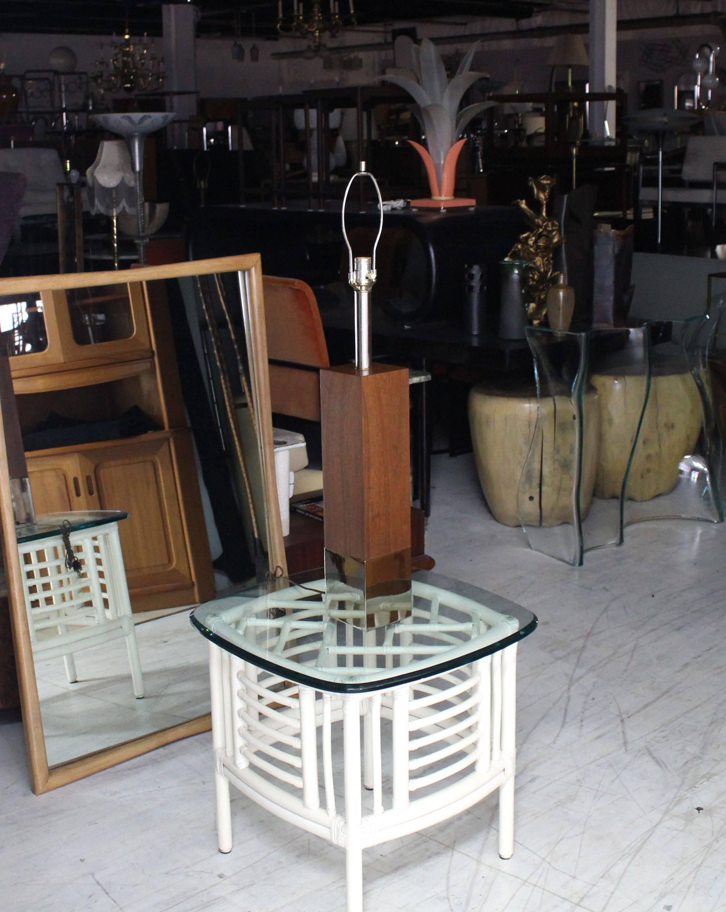 Very nice Mid-Century Modern cube shape table lamp.