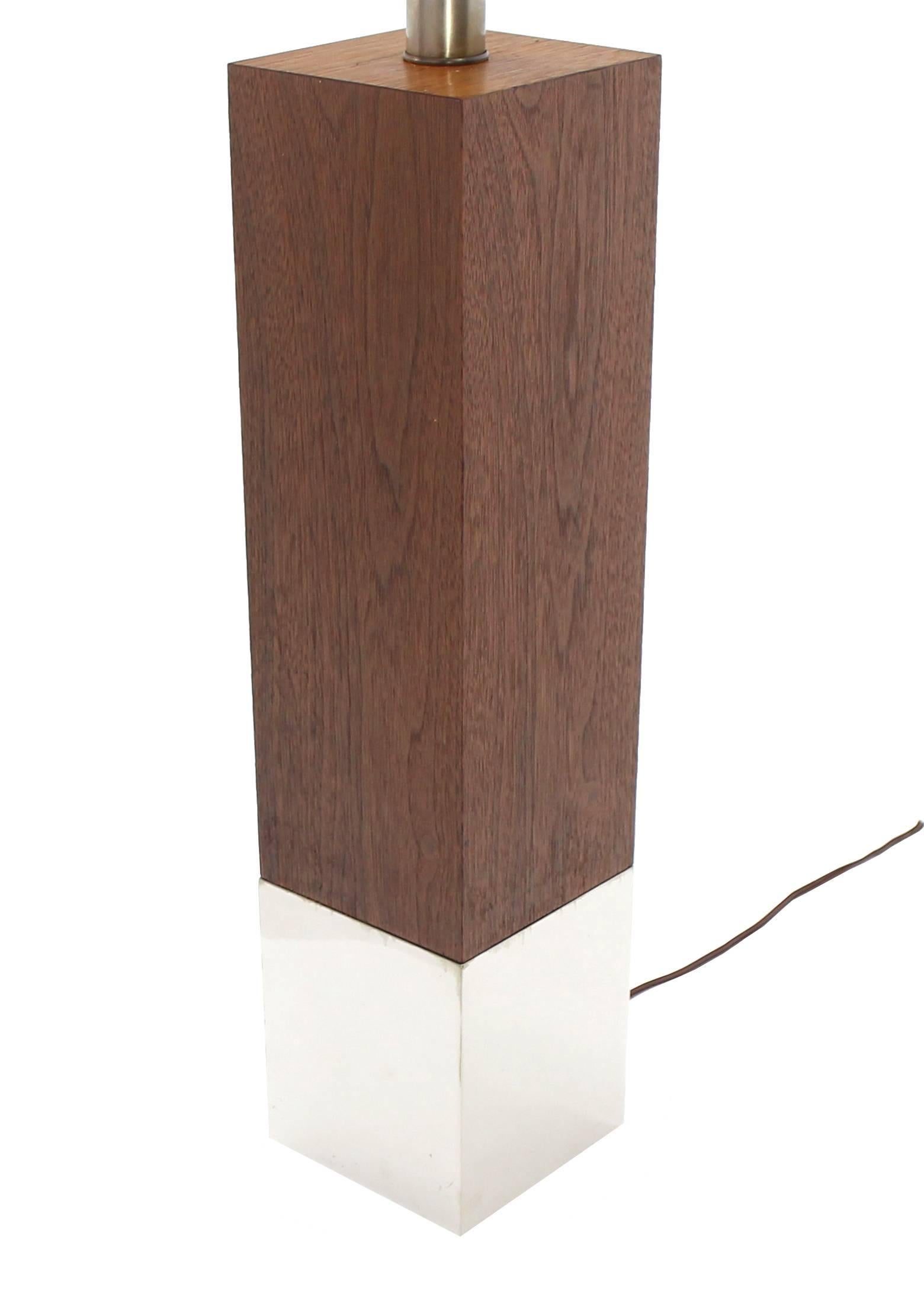 Würfelförmige Tischlampe aus Nussbaumholz auf Chromsockel (amerikanisch) im Angebot