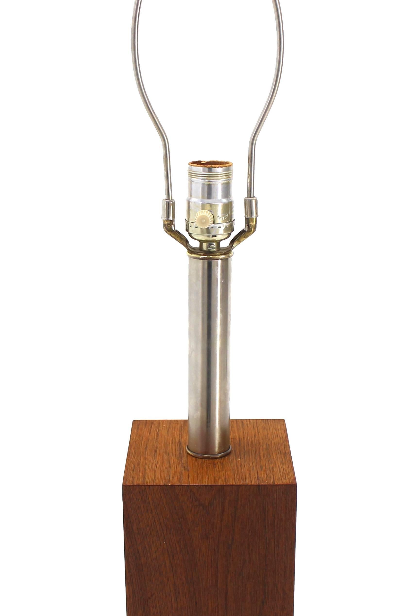 Würfelförmige Tischlampe aus Nussbaumholz auf Chromsockel (20. Jahrhundert) im Angebot