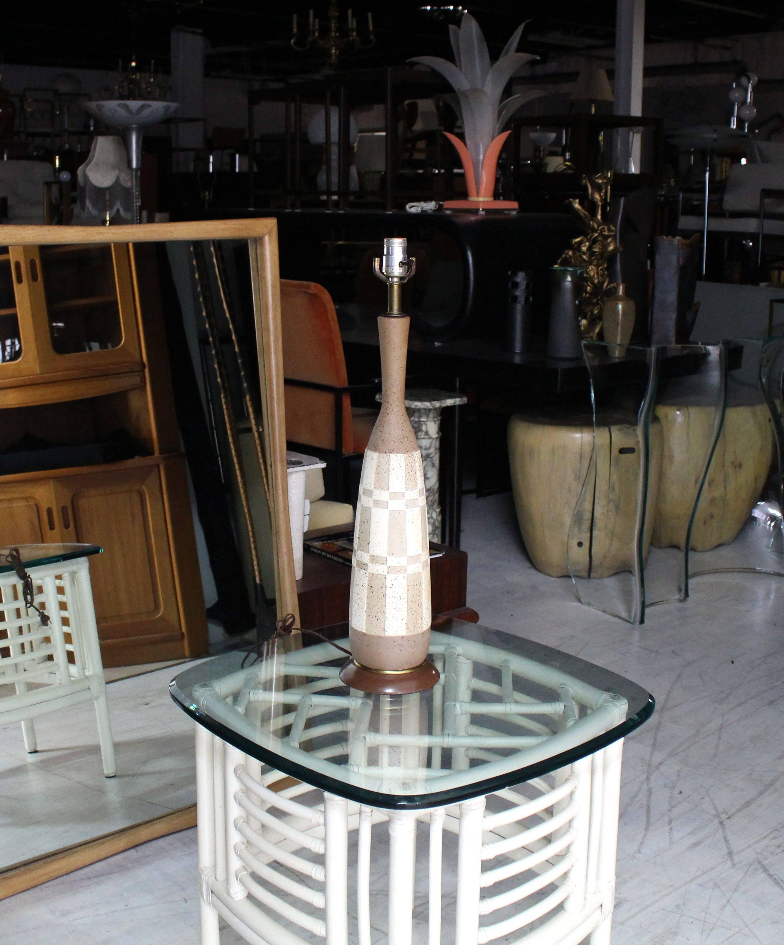 Nice Mid-Century Modern pattern table lamp.