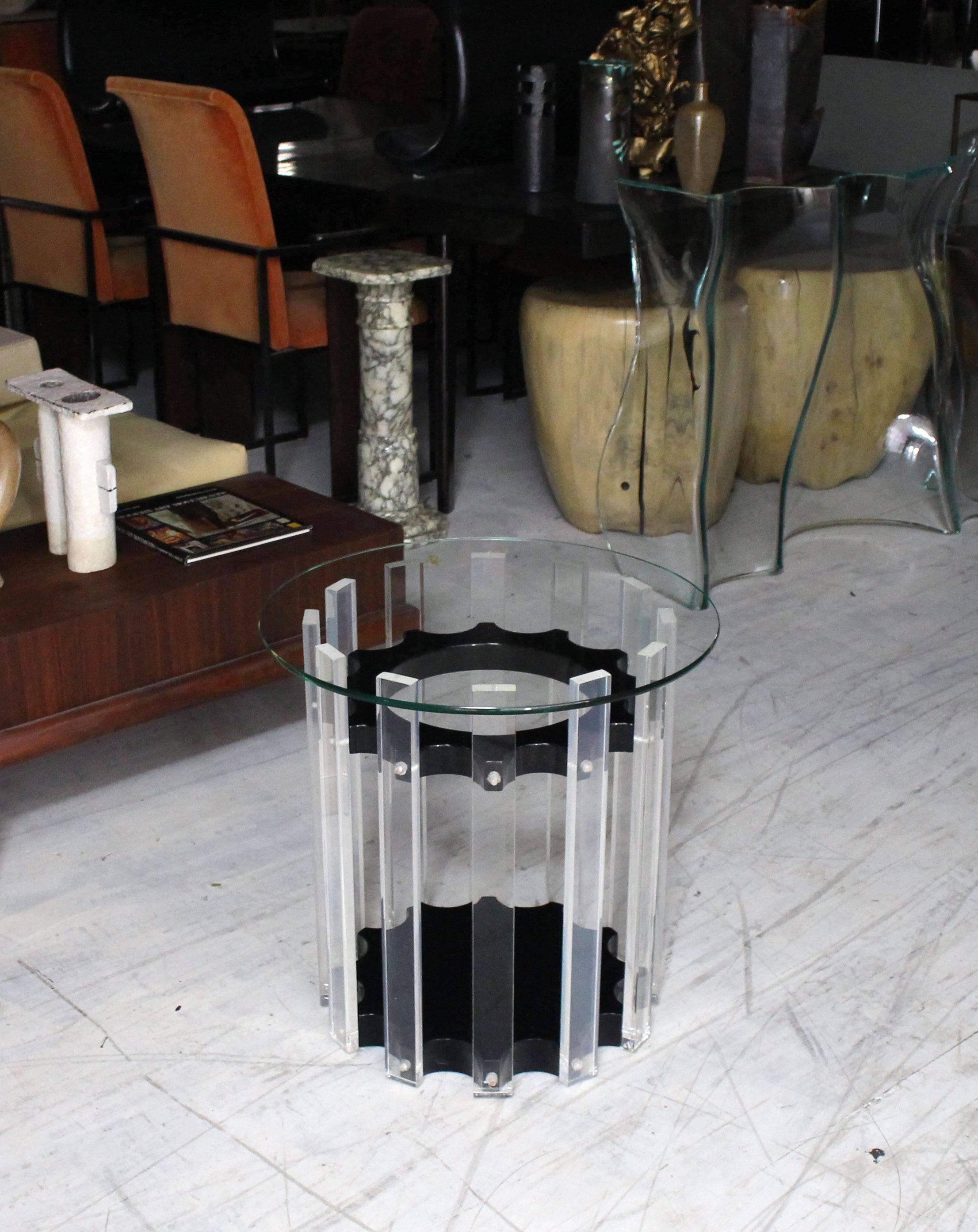 Lucite Base Round Side Table In Excellent Condition For Sale In Rockaway, NJ