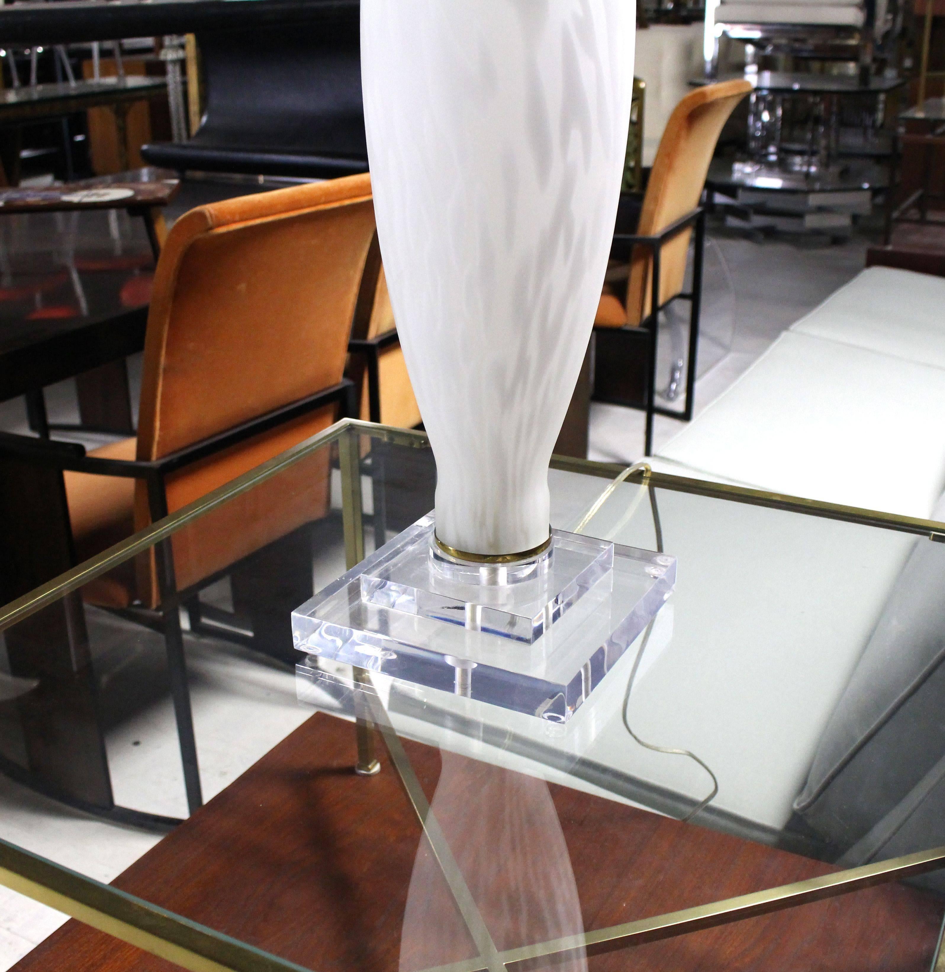 Gran Lámpara de Sobremesa Florero Bauer de Latón Lucite y Cristal Esmerilado, Moderna de Mediados de Siglo en Excelente estado para la venta en Rockaway, NJ
