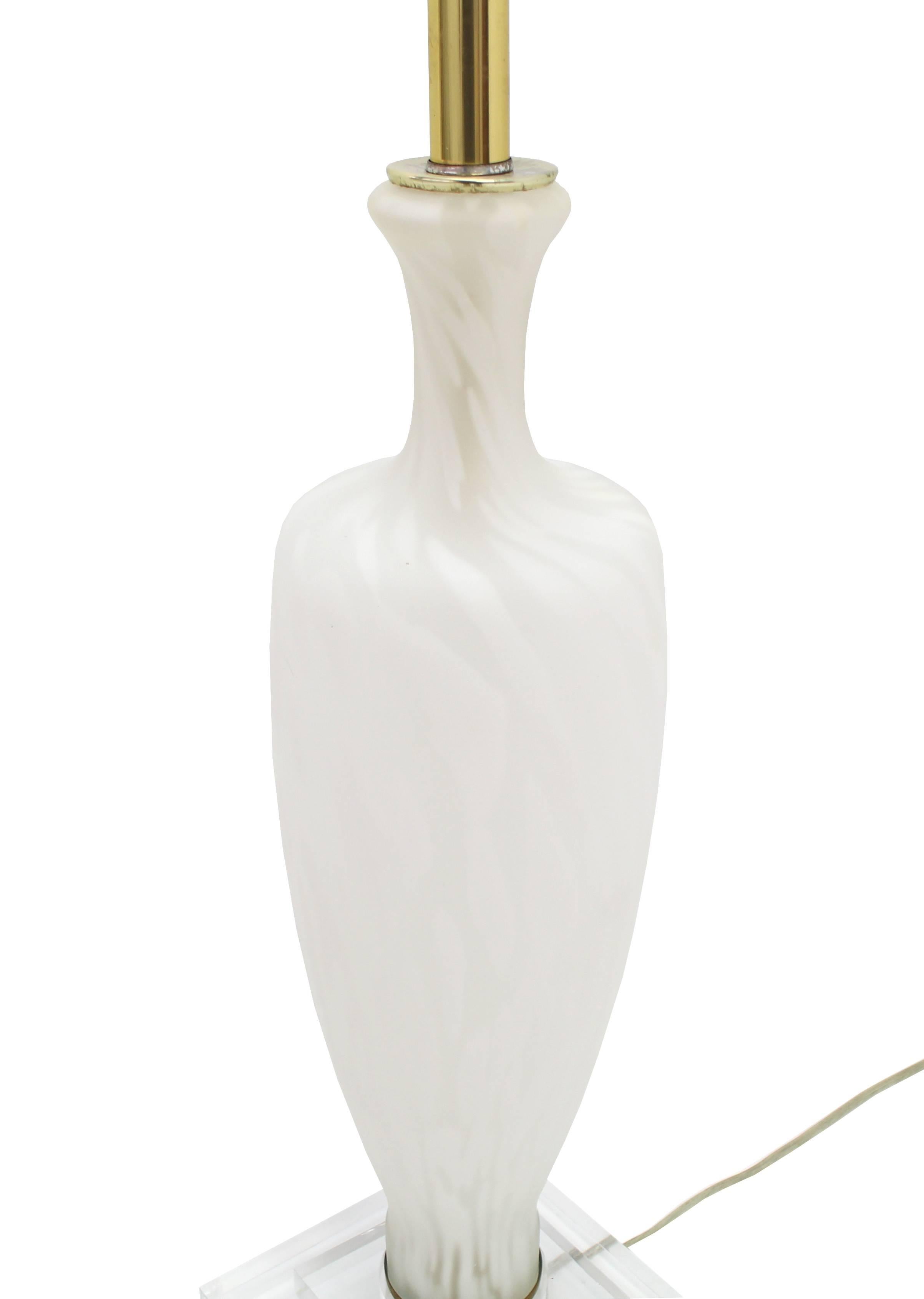 Große große Bauer-Vase-Tischlampe aus mattiertem Glas und Lucite-Messing, Mid-Century Modern (amerikanisch) im Angebot