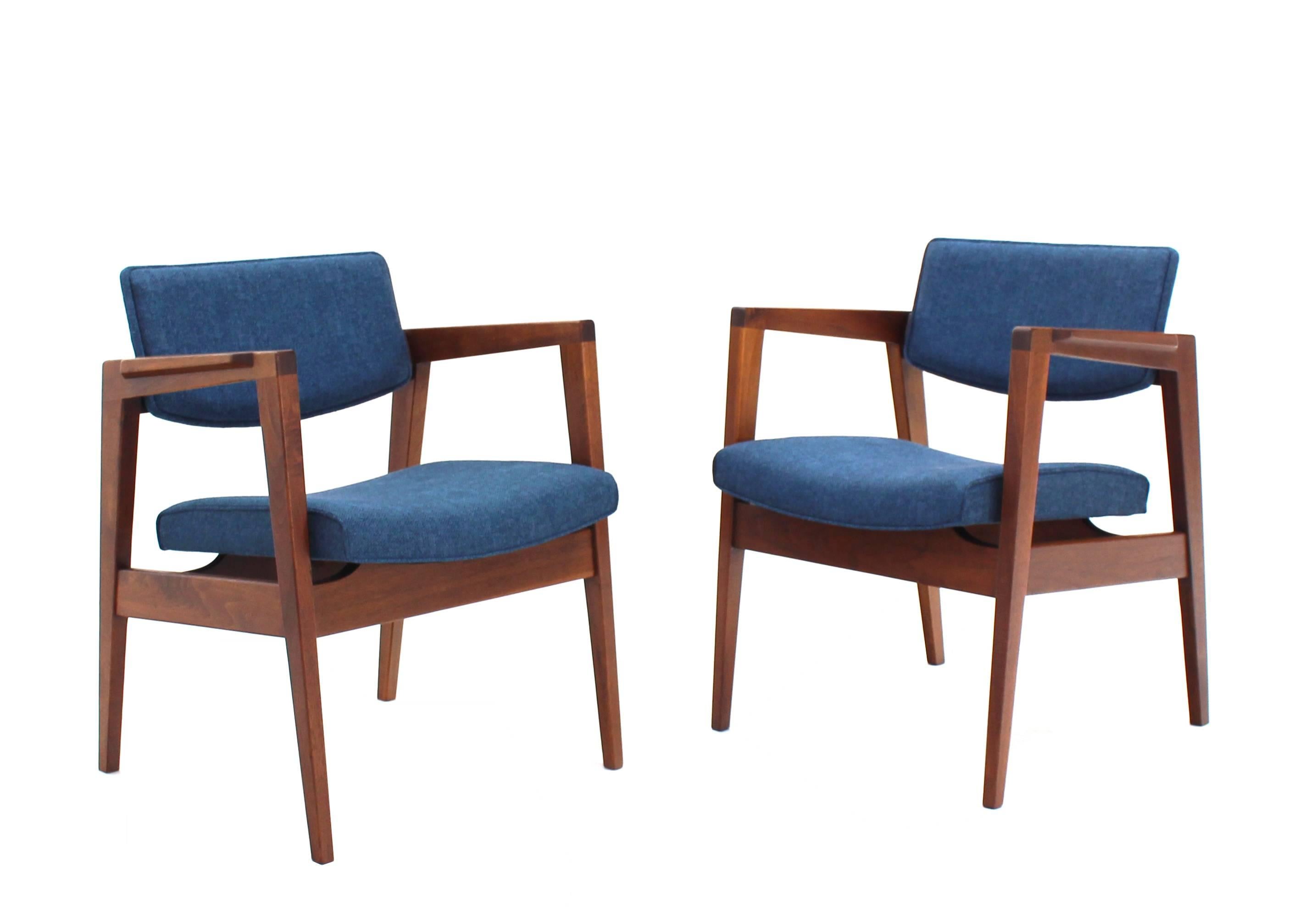 Mid-Century Modern Solid Walnut Newly Upholstered Set of Four Gunlocke Chairs Risom Style For Sale