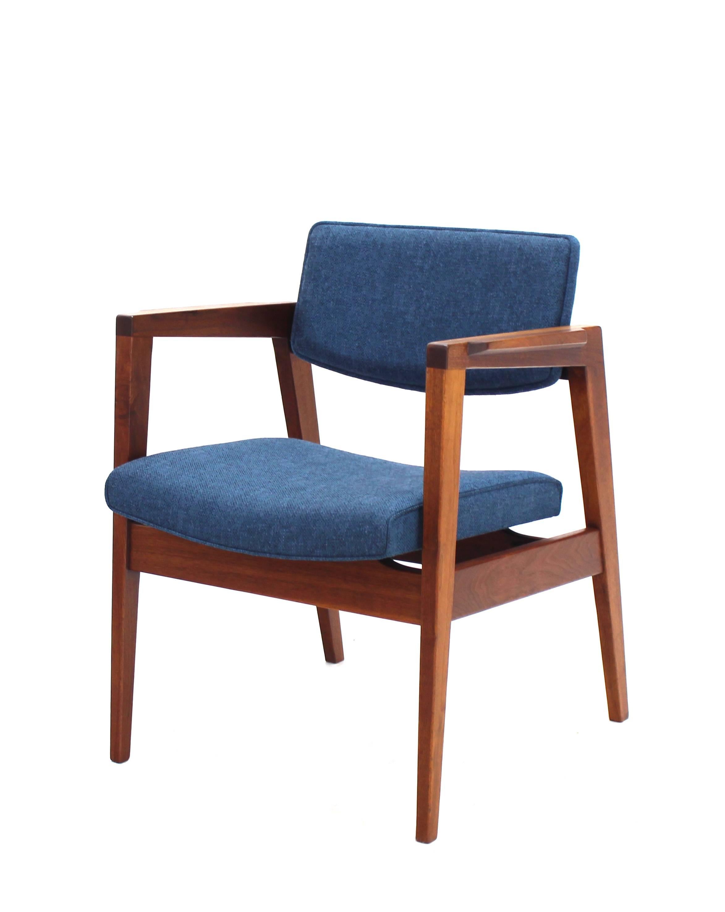 Ensemble récemment tapissé de quatre chaises Gunlocke de style Risom en vente 1