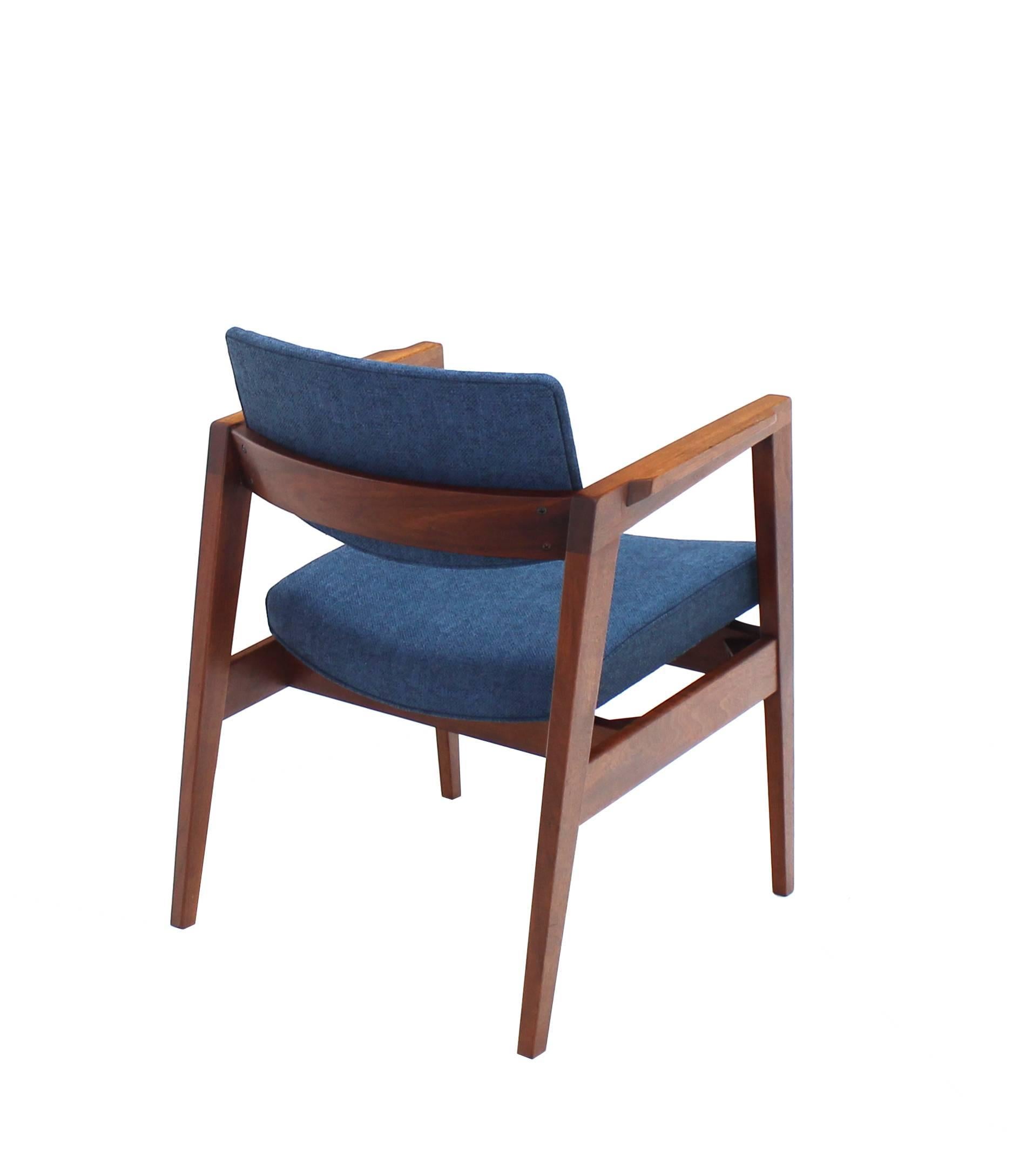 Ensemble récemment tapissé de quatre chaises Gunlocke de style Risom en vente 2