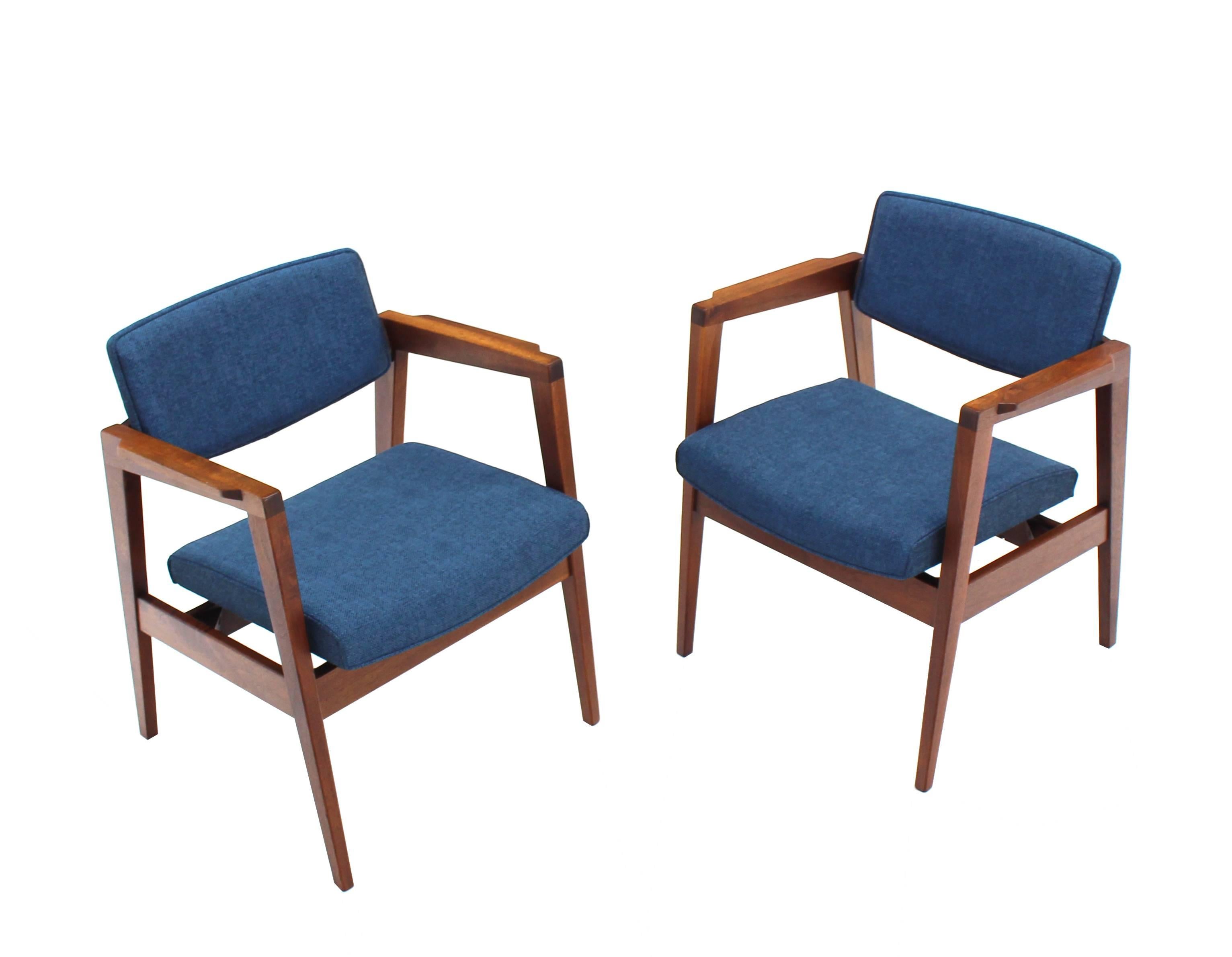 American Solid Walnut Newly Upholstered Set of Four Gunlocke Chairs Risom Style For Sale