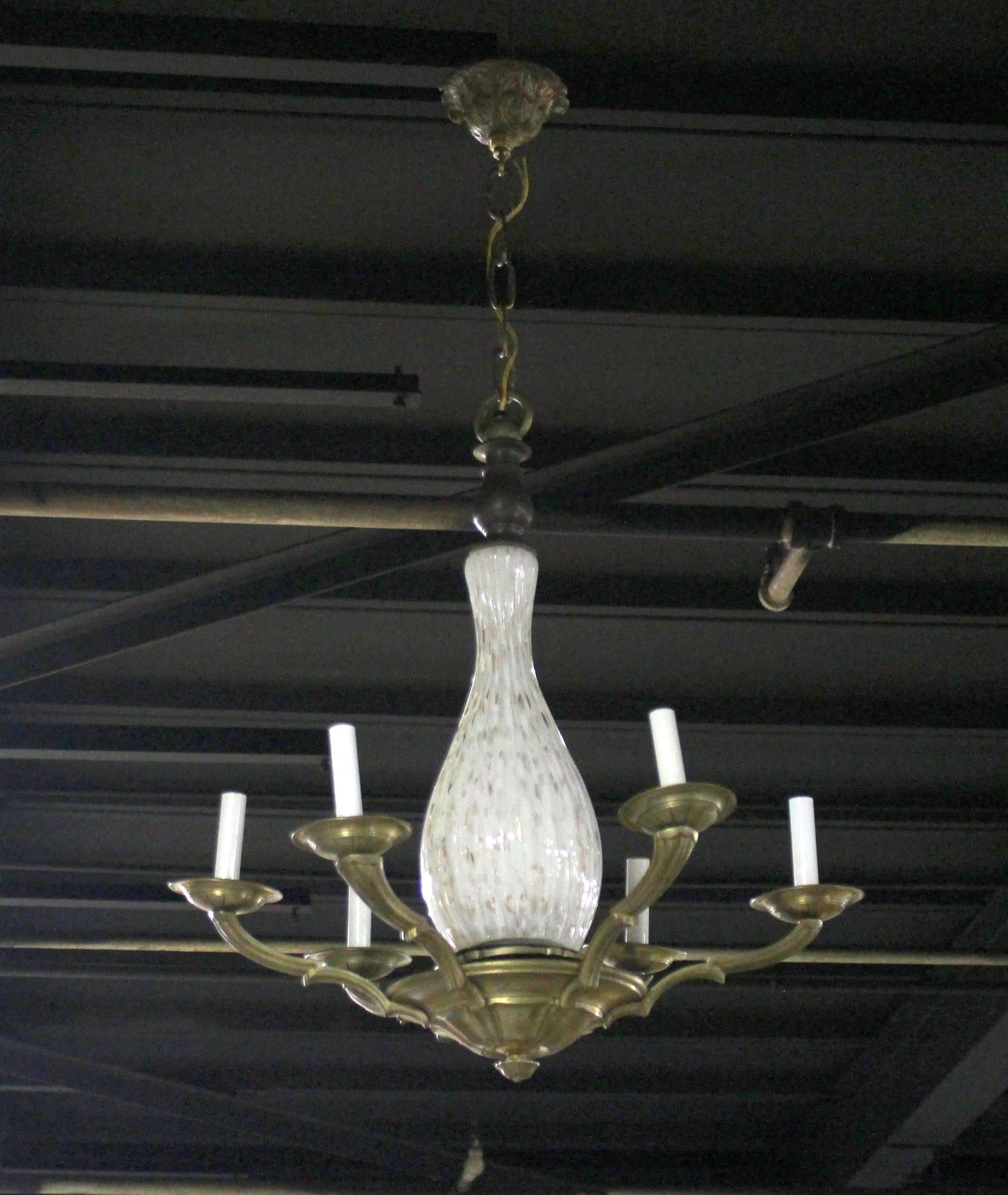 Très beau lustre en laiton ou en bronze de style Mid-Century Modern.