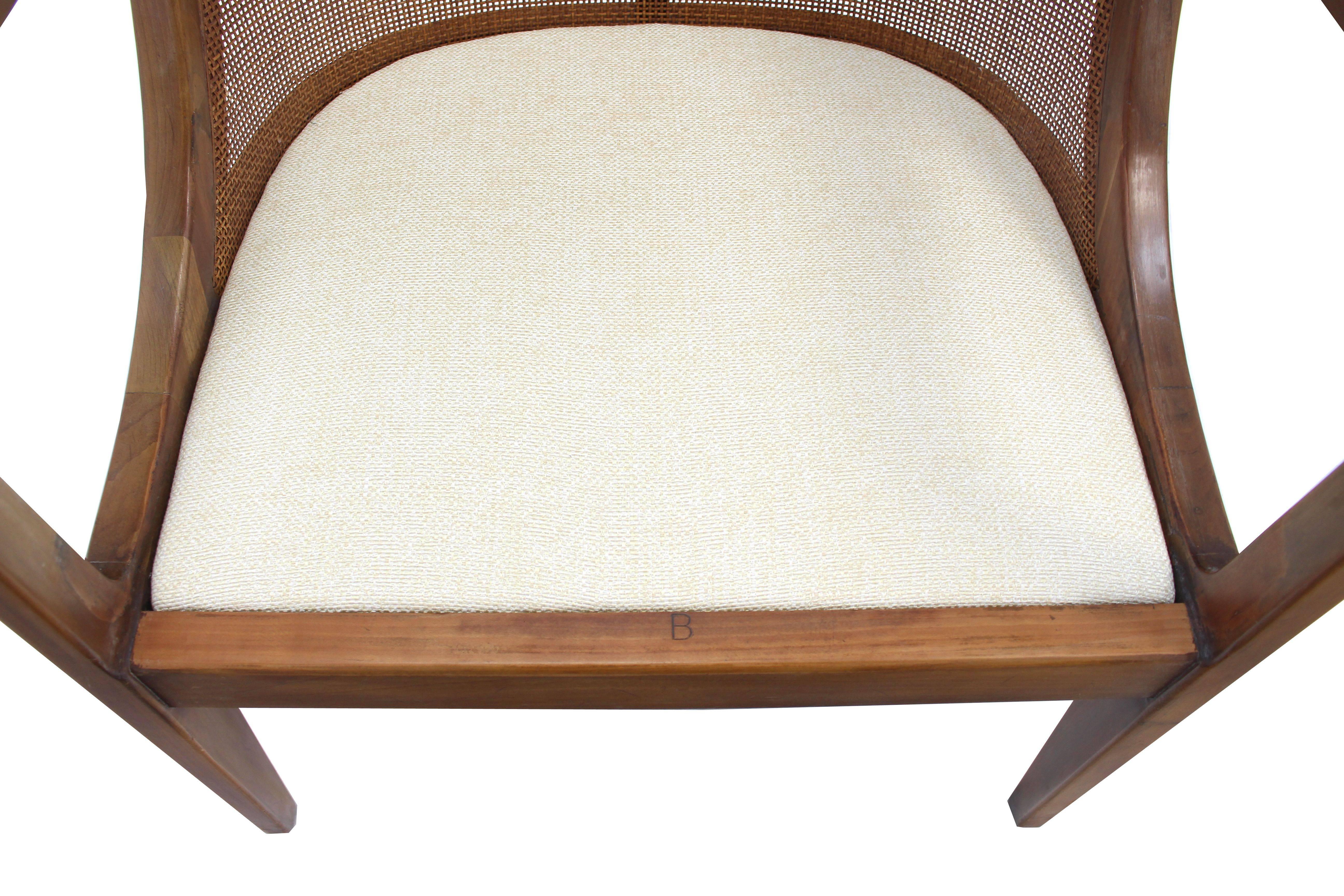 Very nice Mid-Century Modern lounge chair with newly upholstered cushion.
  