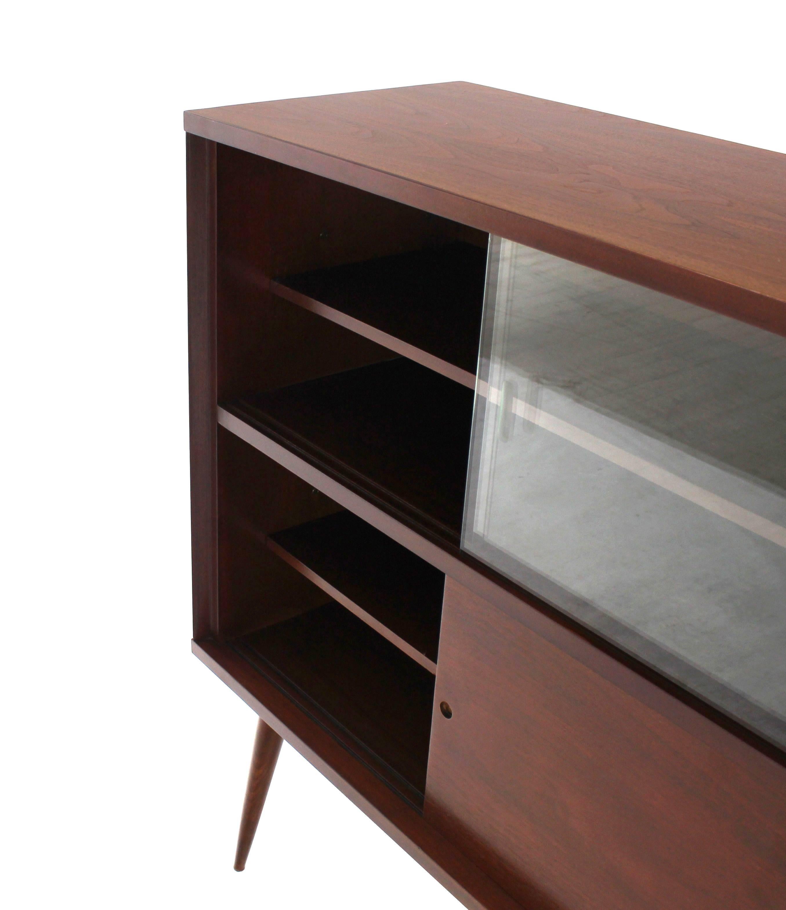 Mid-Century Modern Walnut Cabinet with Sliding Glass Doors In Excellent Condition For Sale In Rockaway, NJ