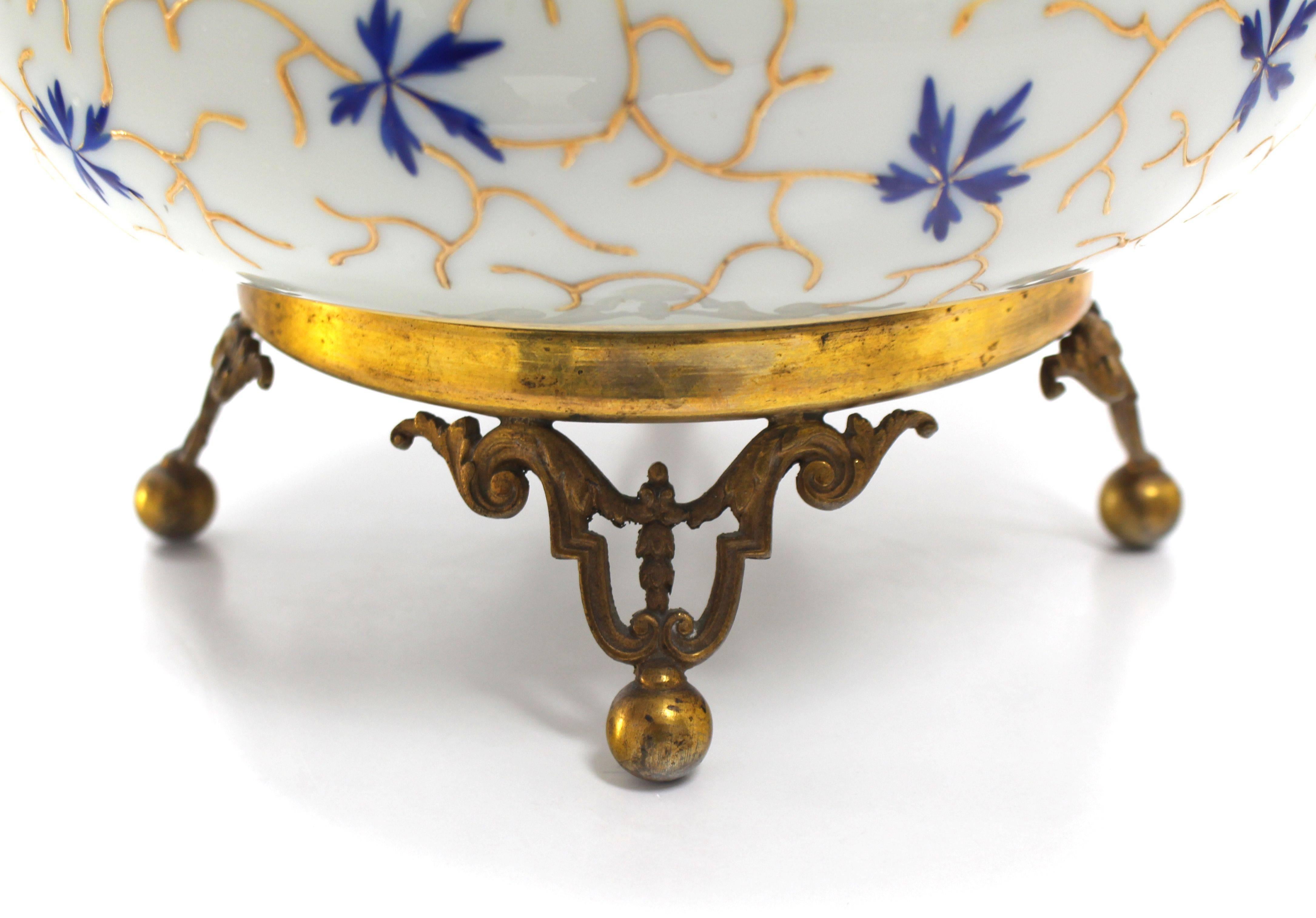 Verre Grande boîte de commode ronde en verre d'art émaillé à motifs floraux peints en vente