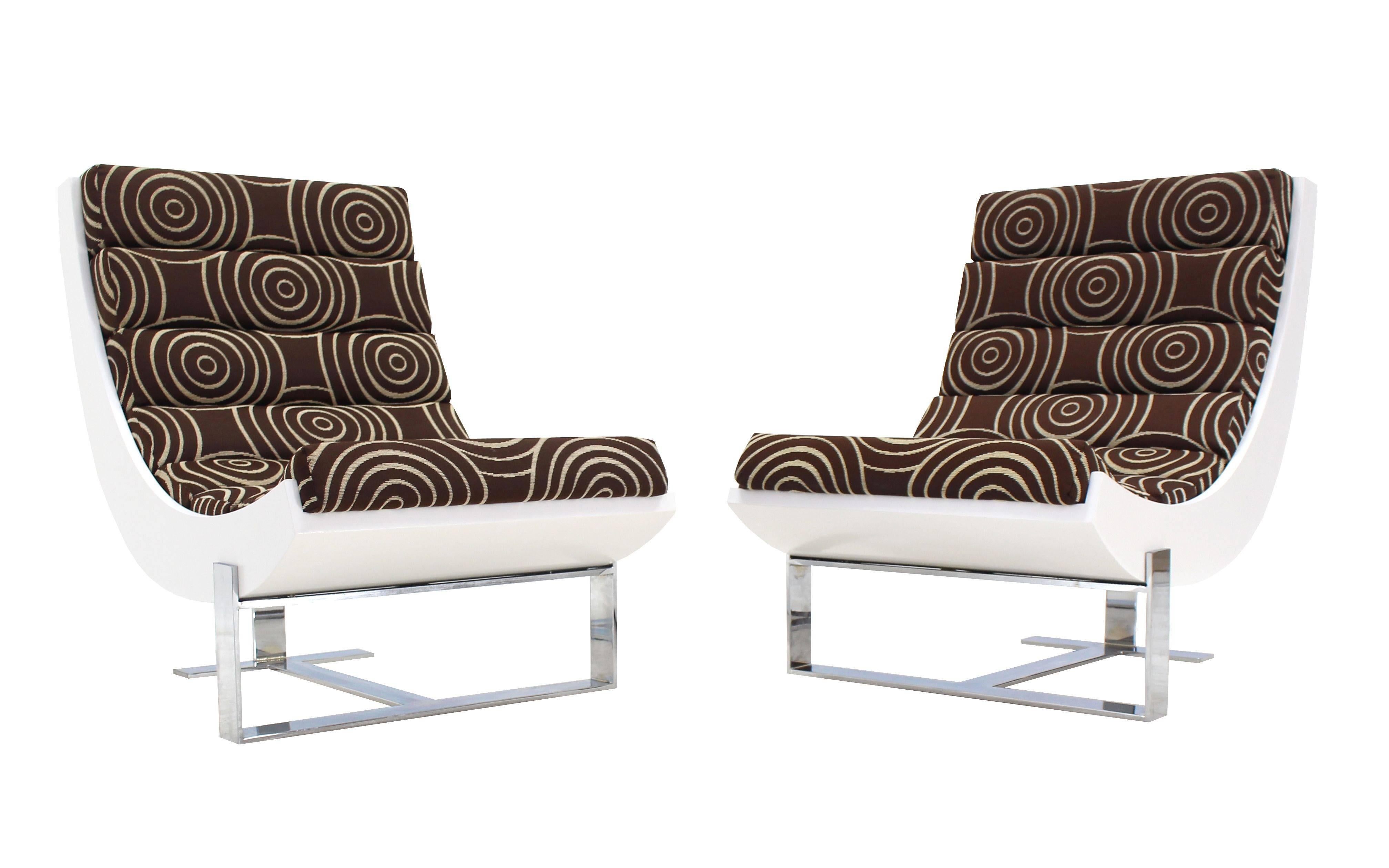 Paire de très beaux fauteuils de salon de style Mid-Century Modern à base de chrome, corps en coque laqué blanc, tapisserie côtelée.