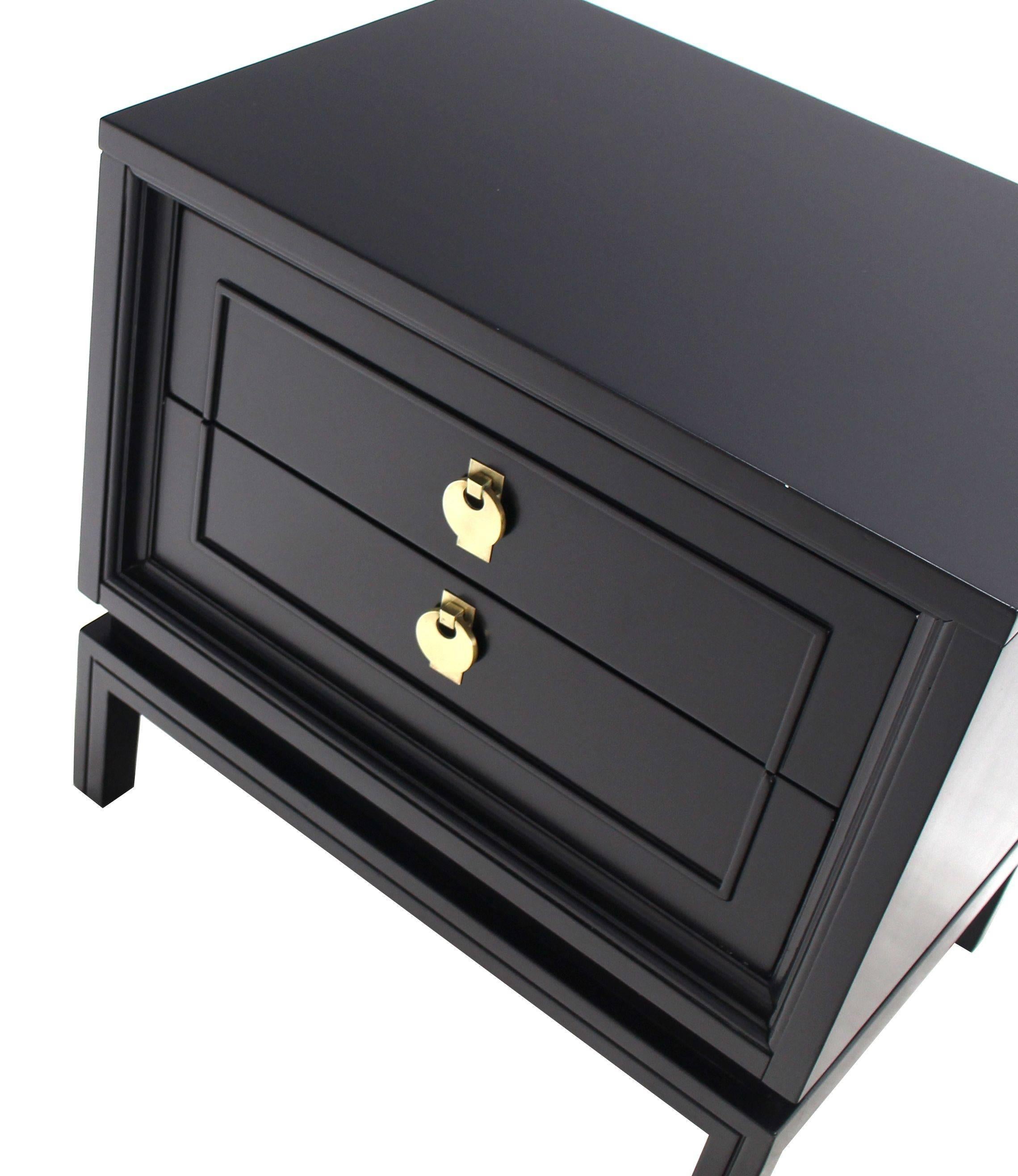 Pair of Mid Century Modern Ebonized Black Lacquer End Tables Nightstands In Excellent Condition In Rockaway, NJ