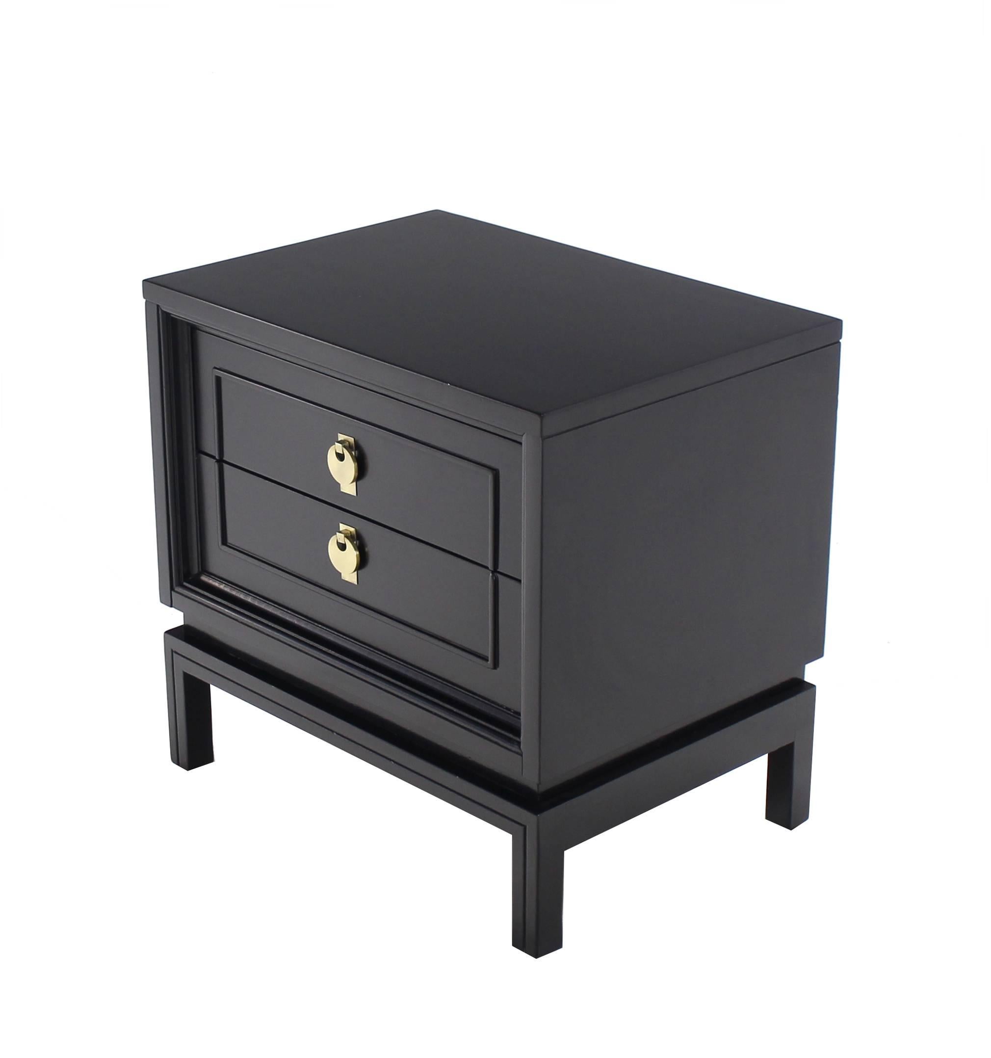 20th Century Pair of Mid Century Modern Ebonized Black Lacquer End Tables Nightstands