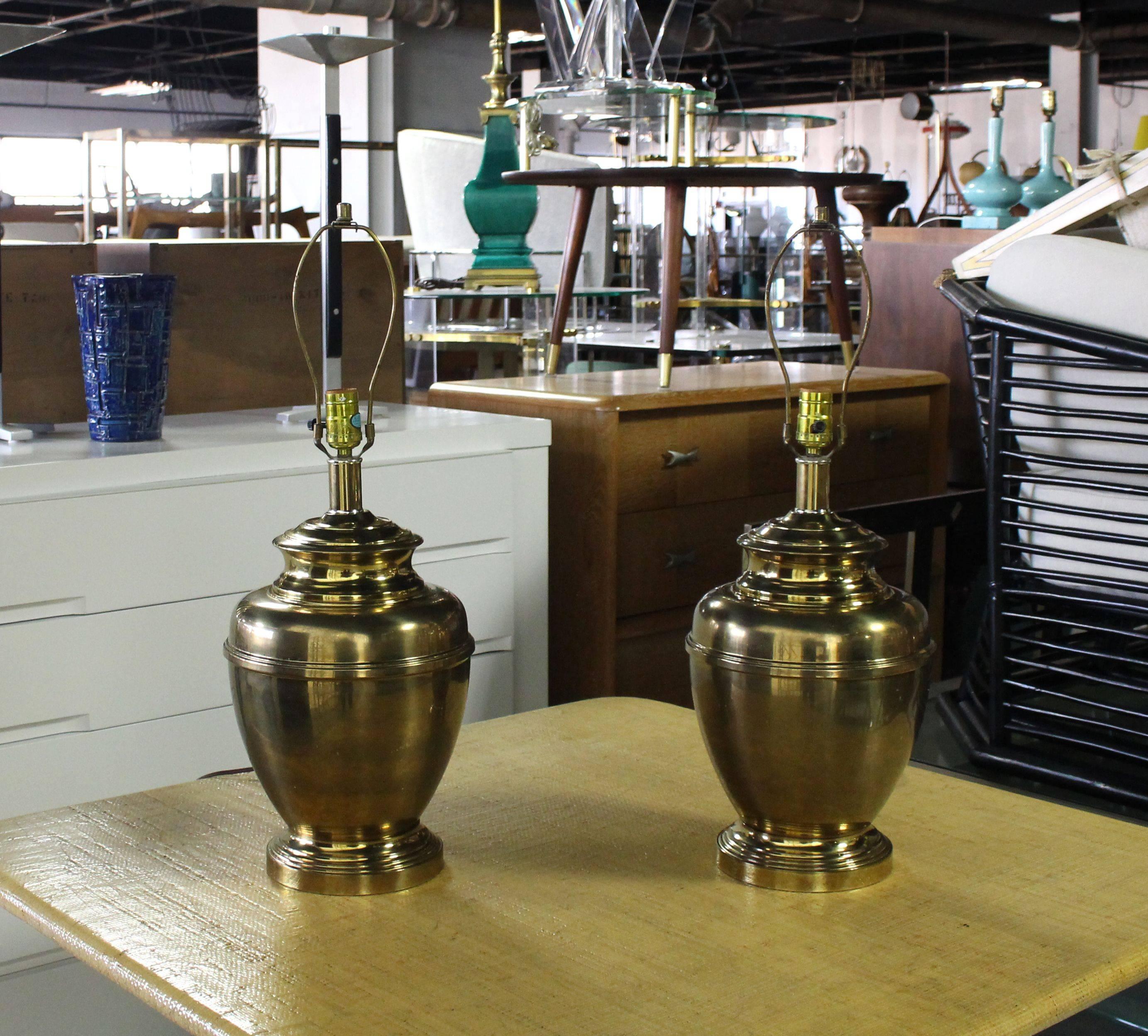 Très belle paire de lampes de table modernes du milieu du siècle dernier.