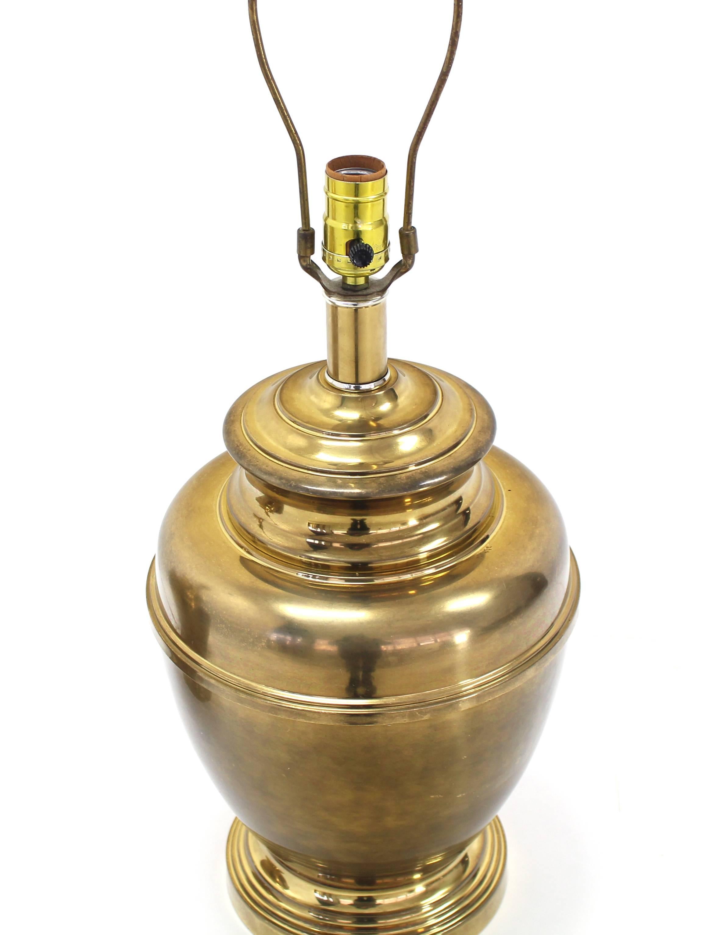 Mid-Century Modern Pair of Vase Bullet Shape Brass Bases Mid Century Modern Table Lamps For Sale