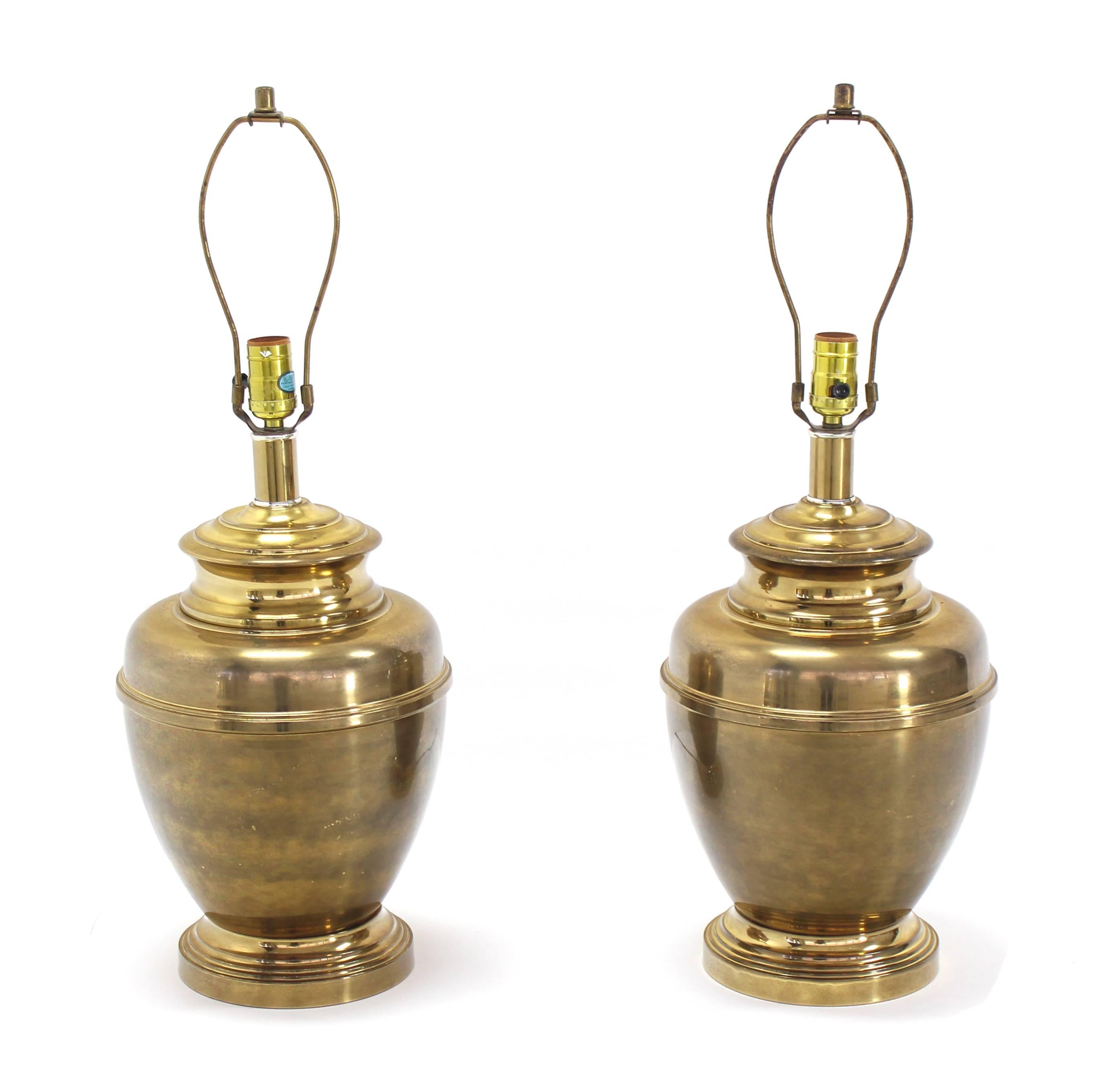 Paar Vasen-Tischlampen in Kugelform mit Messingsockeln, Mid-Century Modern im Zustand „Hervorragend“ im Angebot in Rockaway, NJ