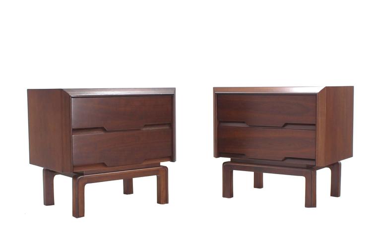 Pair of very nice Mid-Century Modern end tables stands.