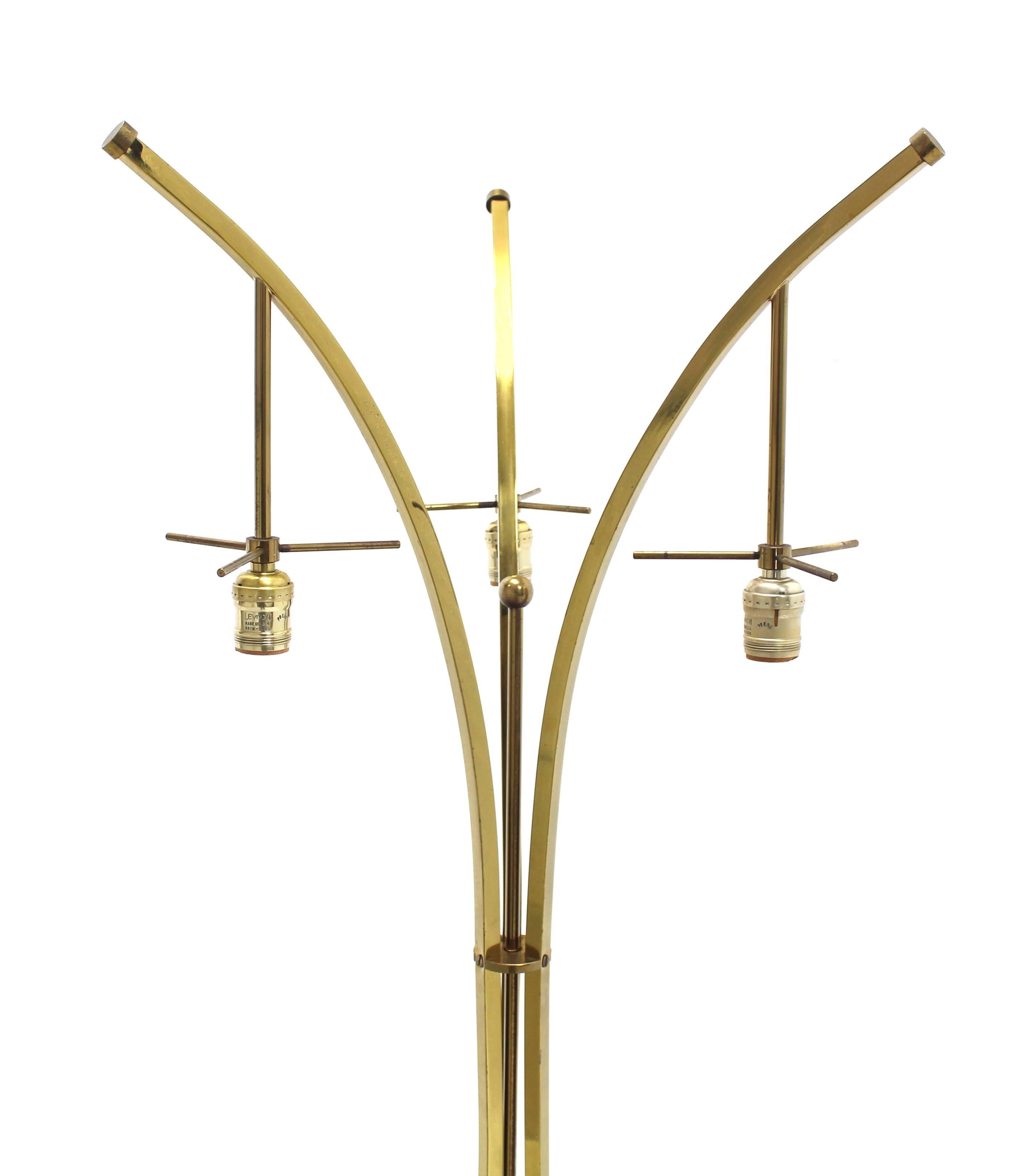Laiton Lampadaire de table d'appoint rond à trois pieds et base tripode en laiton en vente