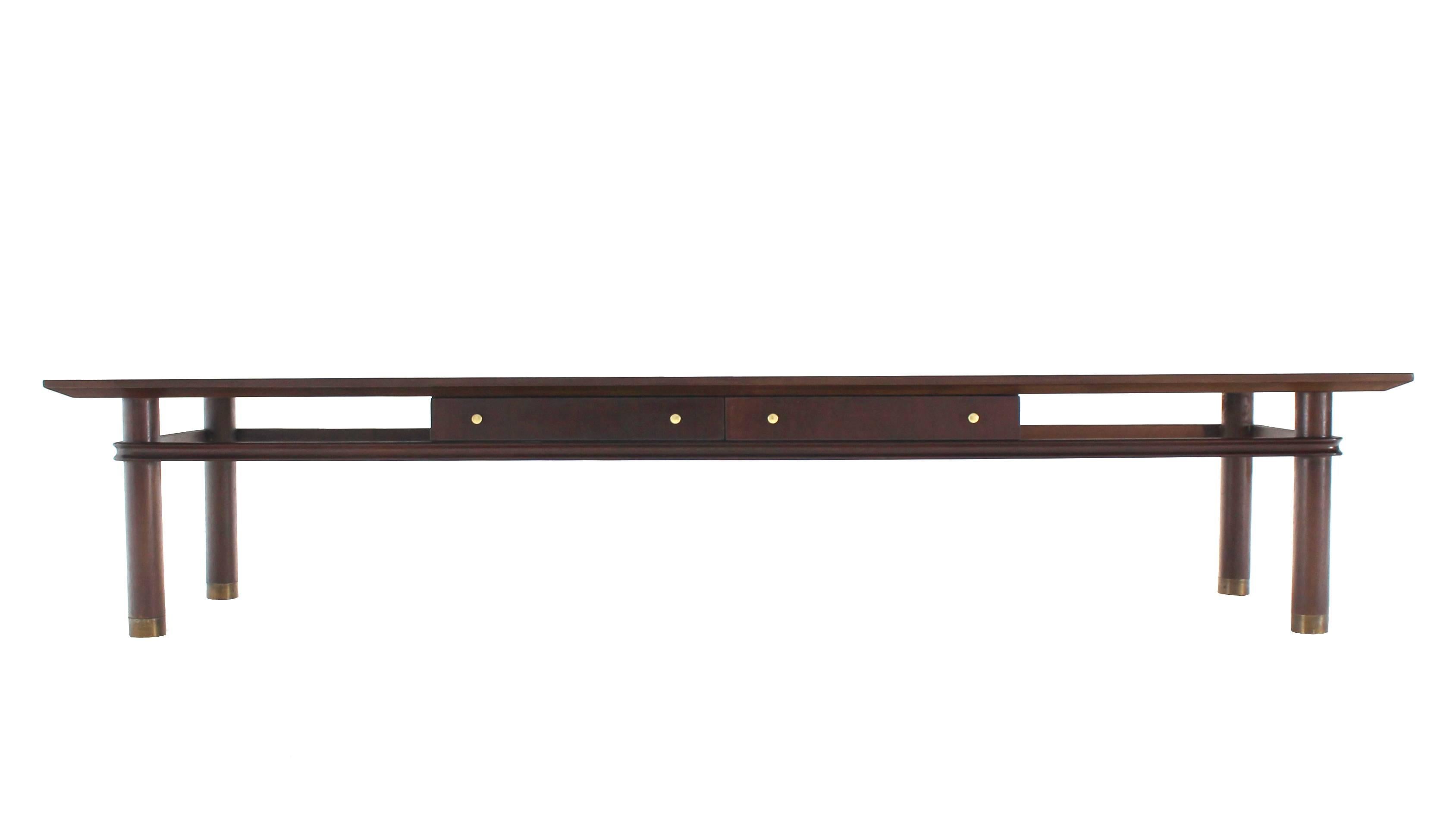 Noyer Table basse moderne du milieu du siècle dernier avec deux tiroirs en vente