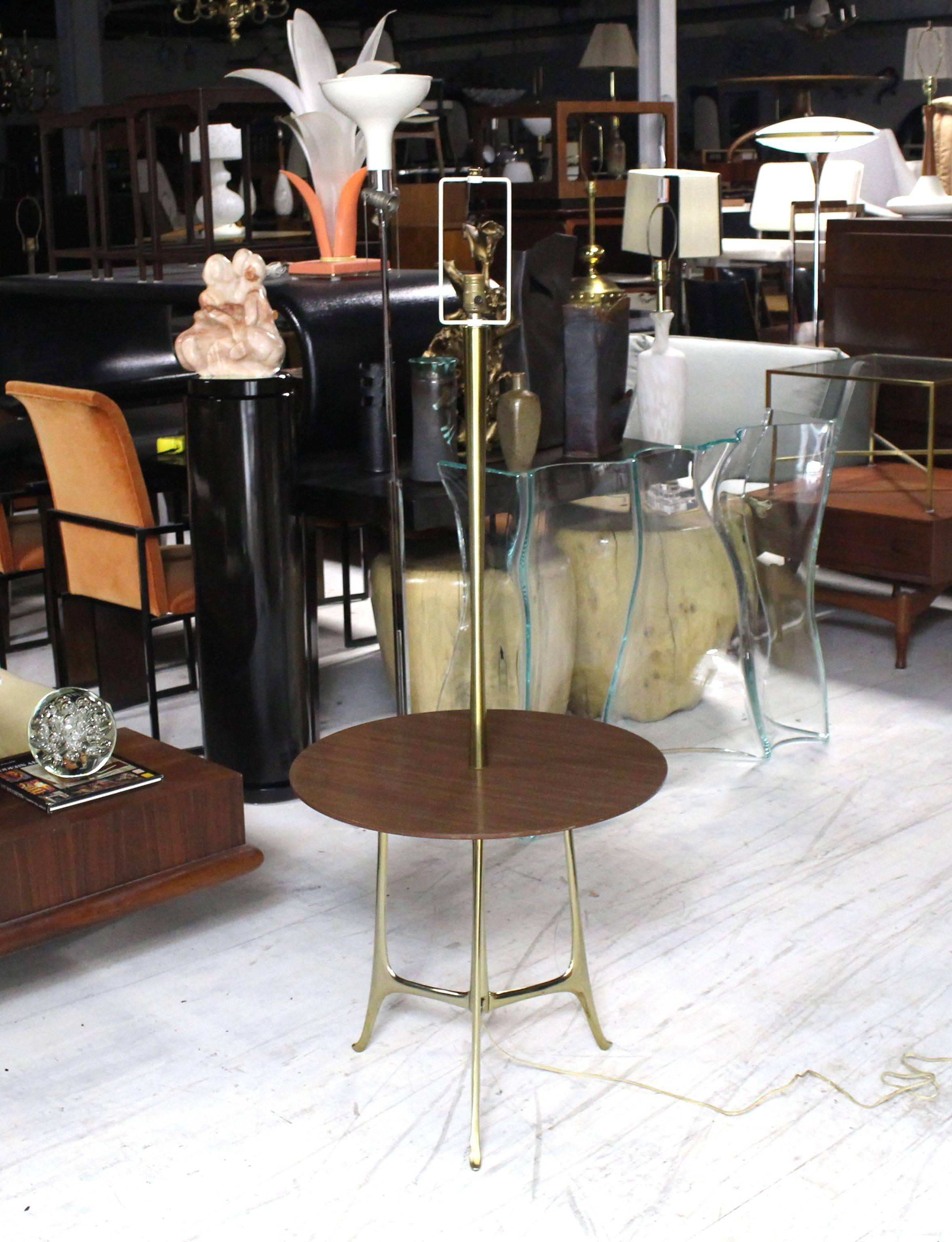 Laurel Lampe de table sculpturale en métal moulé, de style moderne du milieu du siècle.