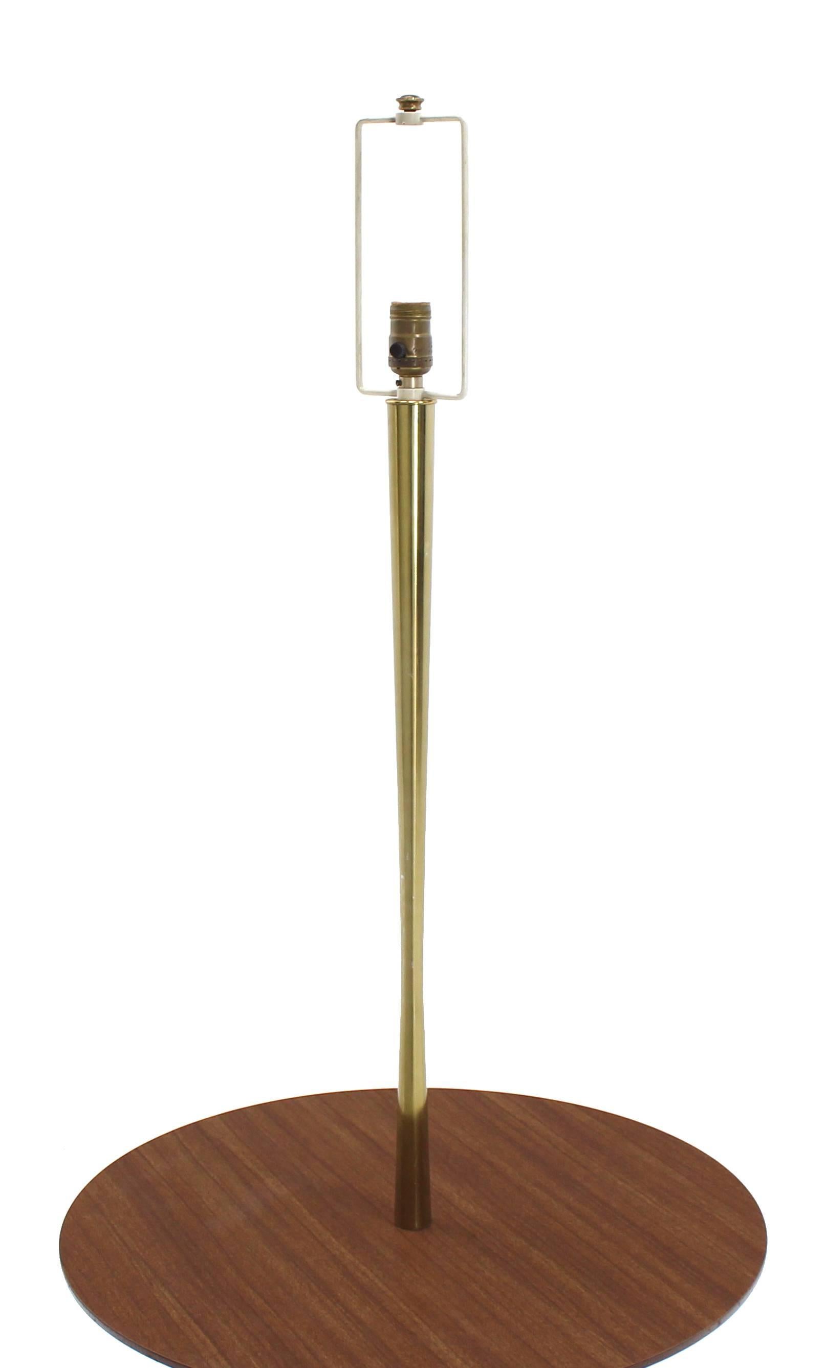 Mid Century Modern Sculptural Tri Leg Base Cast Metal Base Table Floor Lamp In Excellent Condition For Sale In Rockaway, NJ