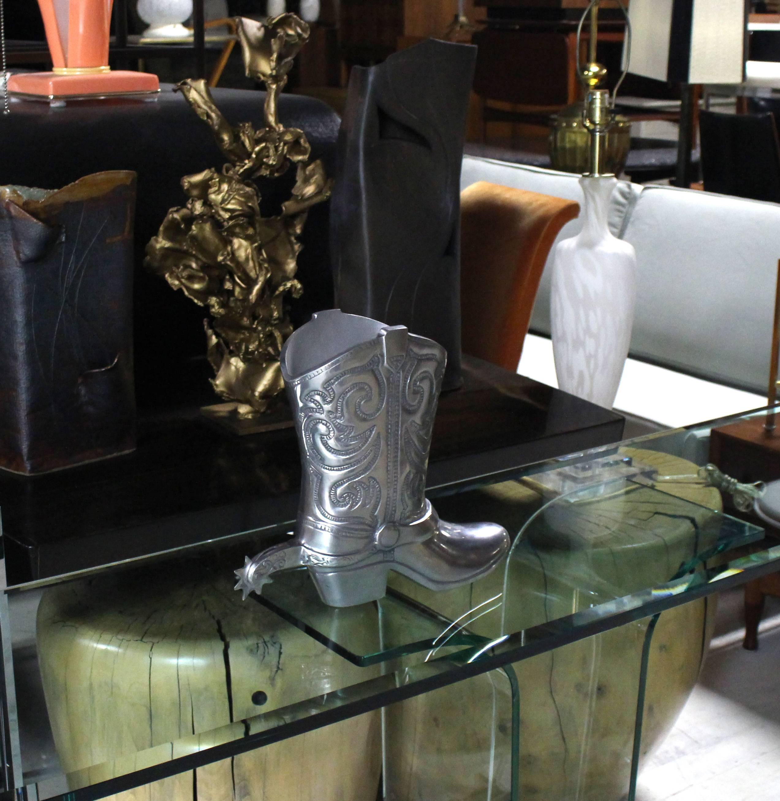 Große Vase mit Western Stiefel aus Metallguss, Pflanzgefäß mit Silbergriff (Moderne der Mitte des Jahrhunderts) im Angebot