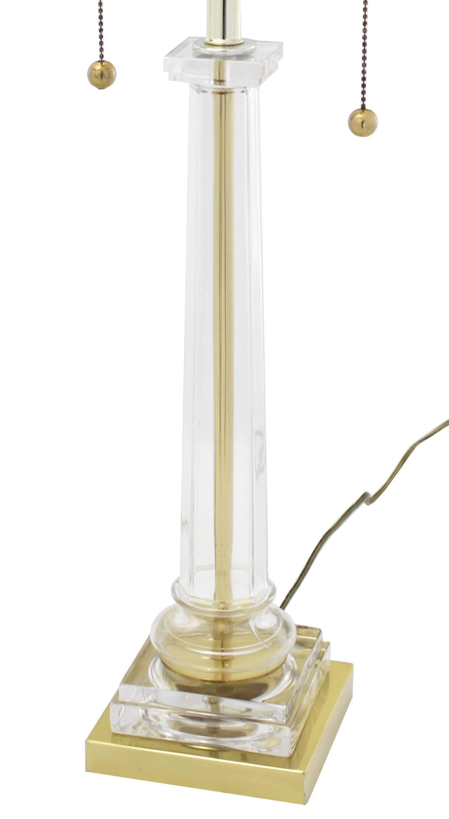 Paar Glas-Messing-Tischlampen in Tower-Form, Mid-Century Modern, Kristall-Endstücke (20. Jahrhundert) im Angebot