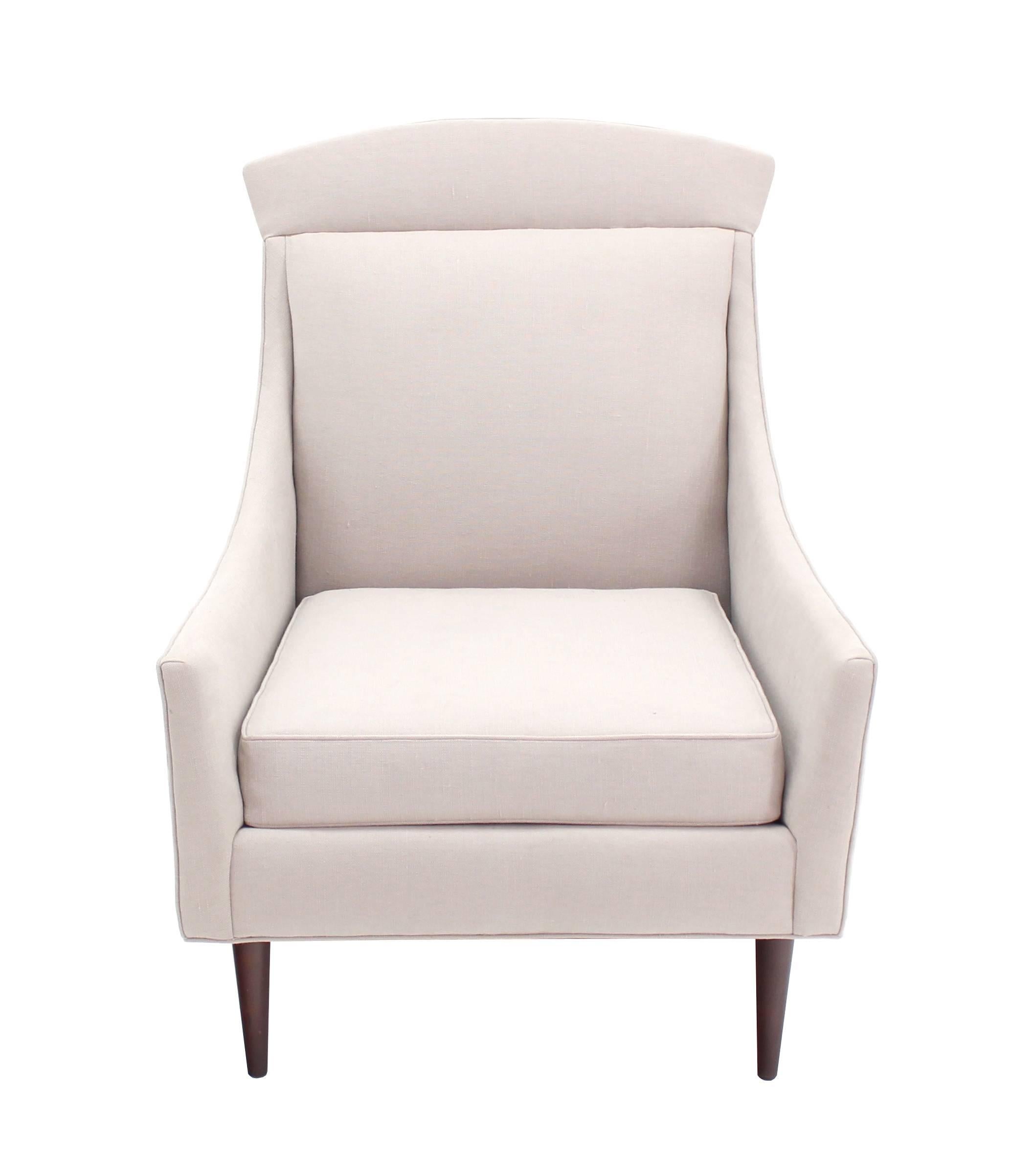 Hübsches Mid-Century Danish Modern verkaufen Lounge-Stuhl in Flachs wie Stoff gepolstert.