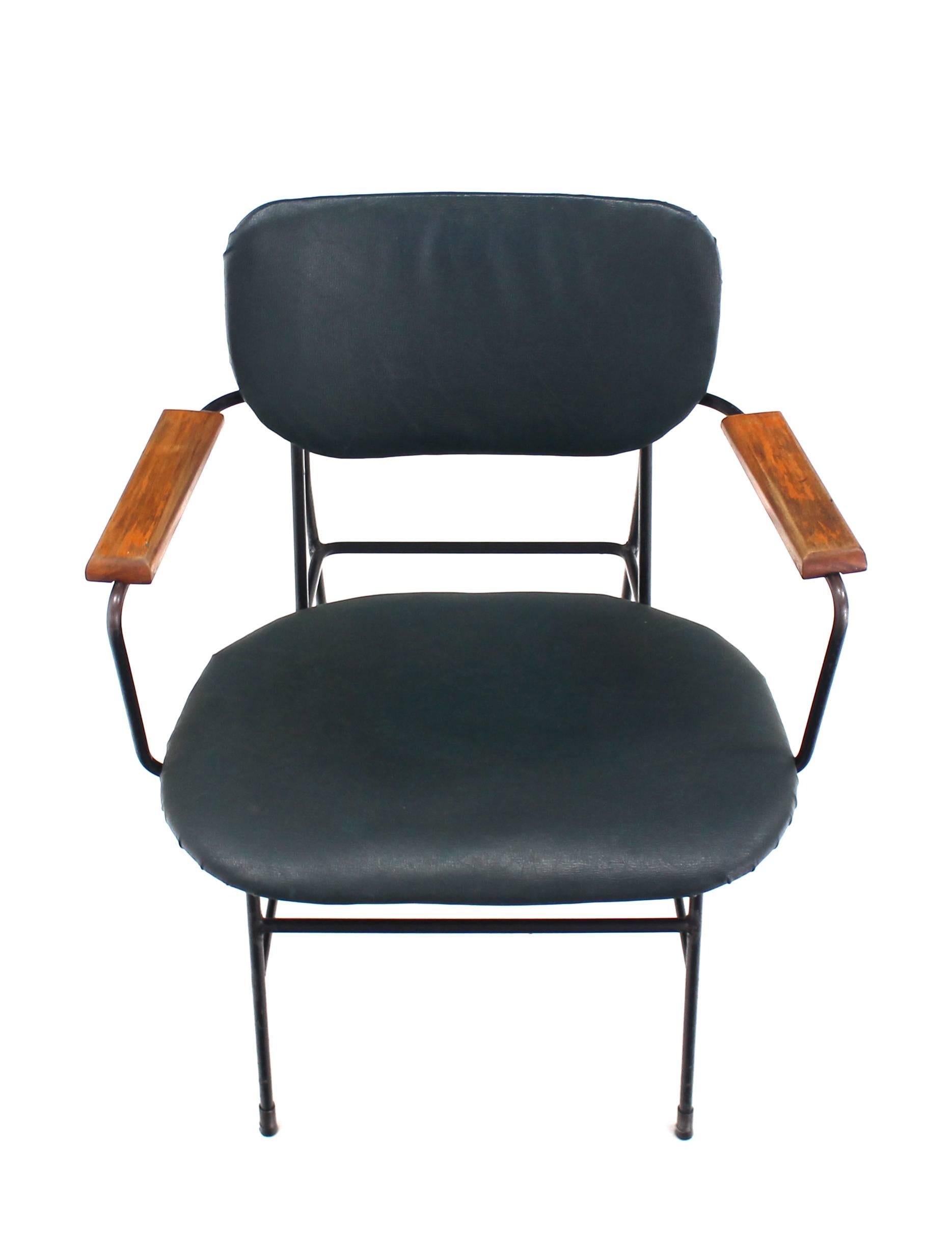 Very nice rare modernist design Mid-Century Modern dining side armchair.