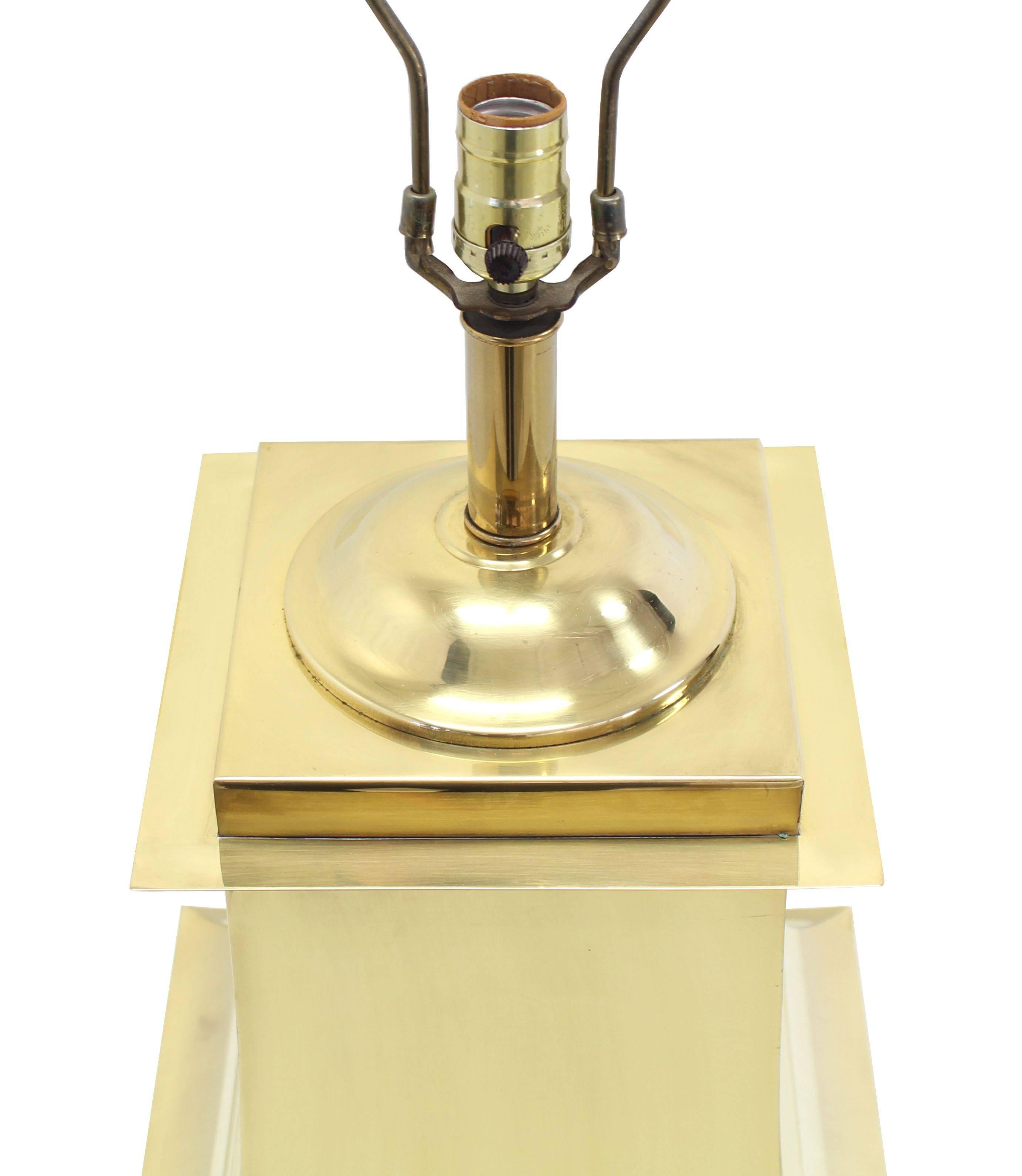Interactive Messing-Perlenschirme Quadratische Messing-Sockel Tischlampen Mid-Century Modern im Zustand „Hervorragend“ im Angebot in Rockaway, NJ