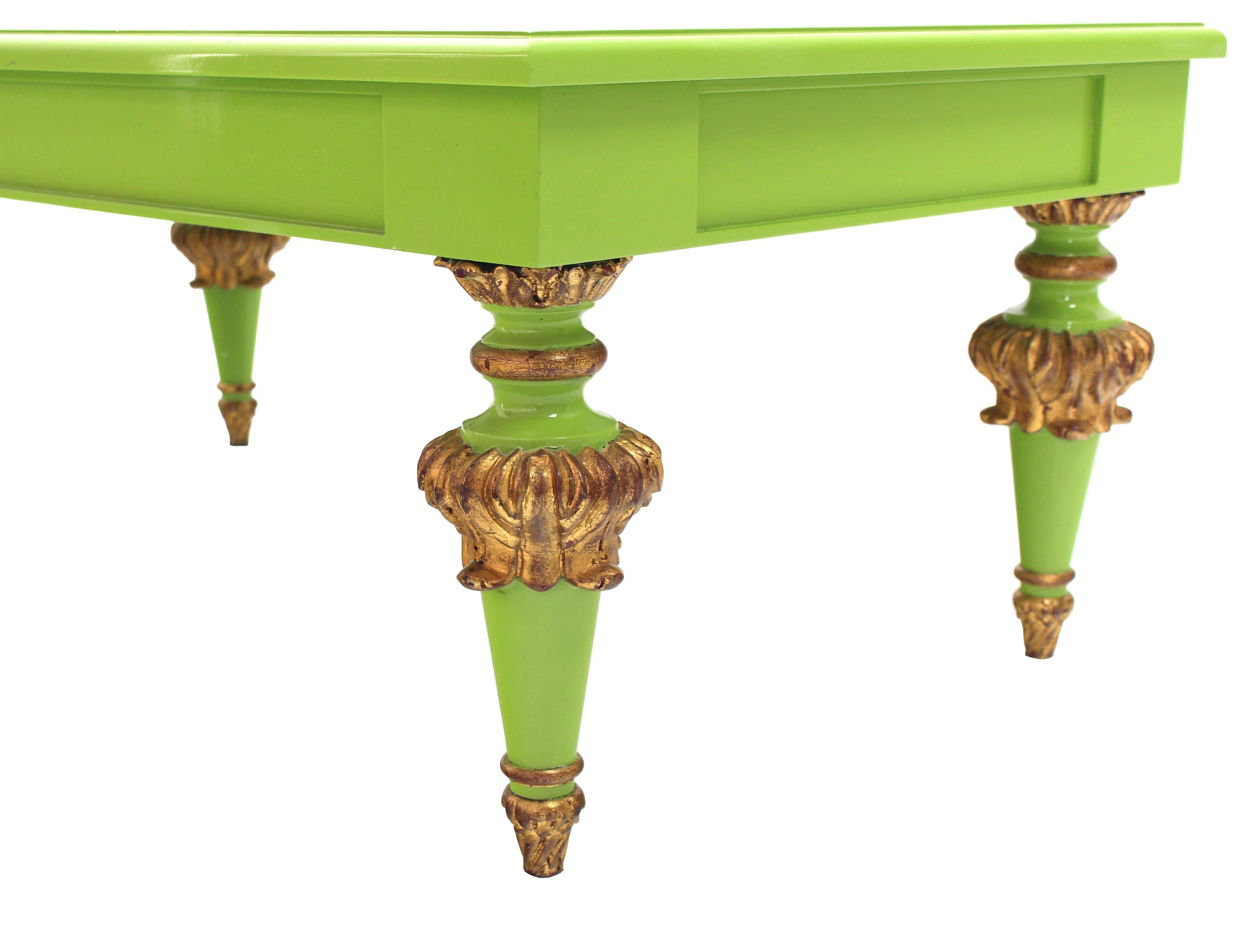 Doré Table basse rectangulaire en laque verte salade et or Hollywood Regency en vente