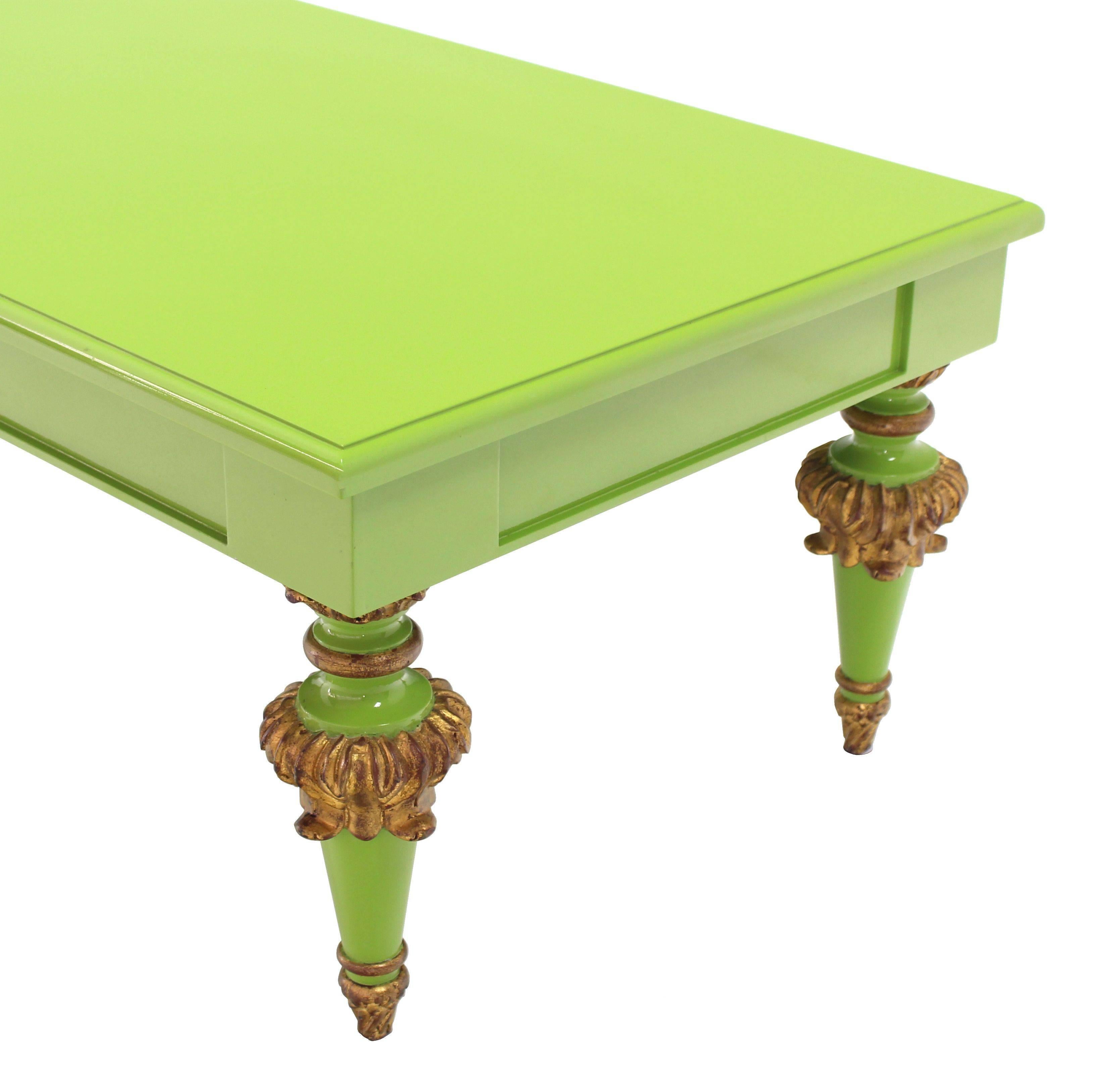 Fruitiers Table basse rectangulaire en laque verte salade et or Hollywood Regency en vente