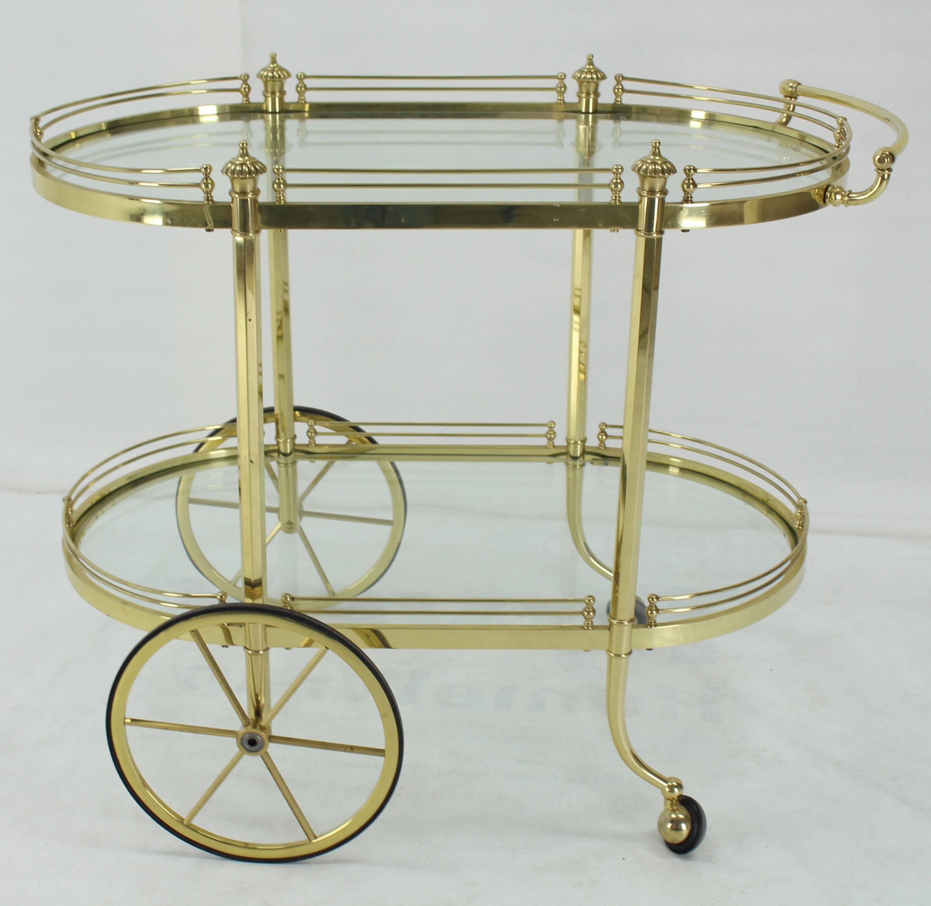 20ième siècle Chariot de service à deux niveaux en laiton poli et verre à rouleaux pour bar en vente