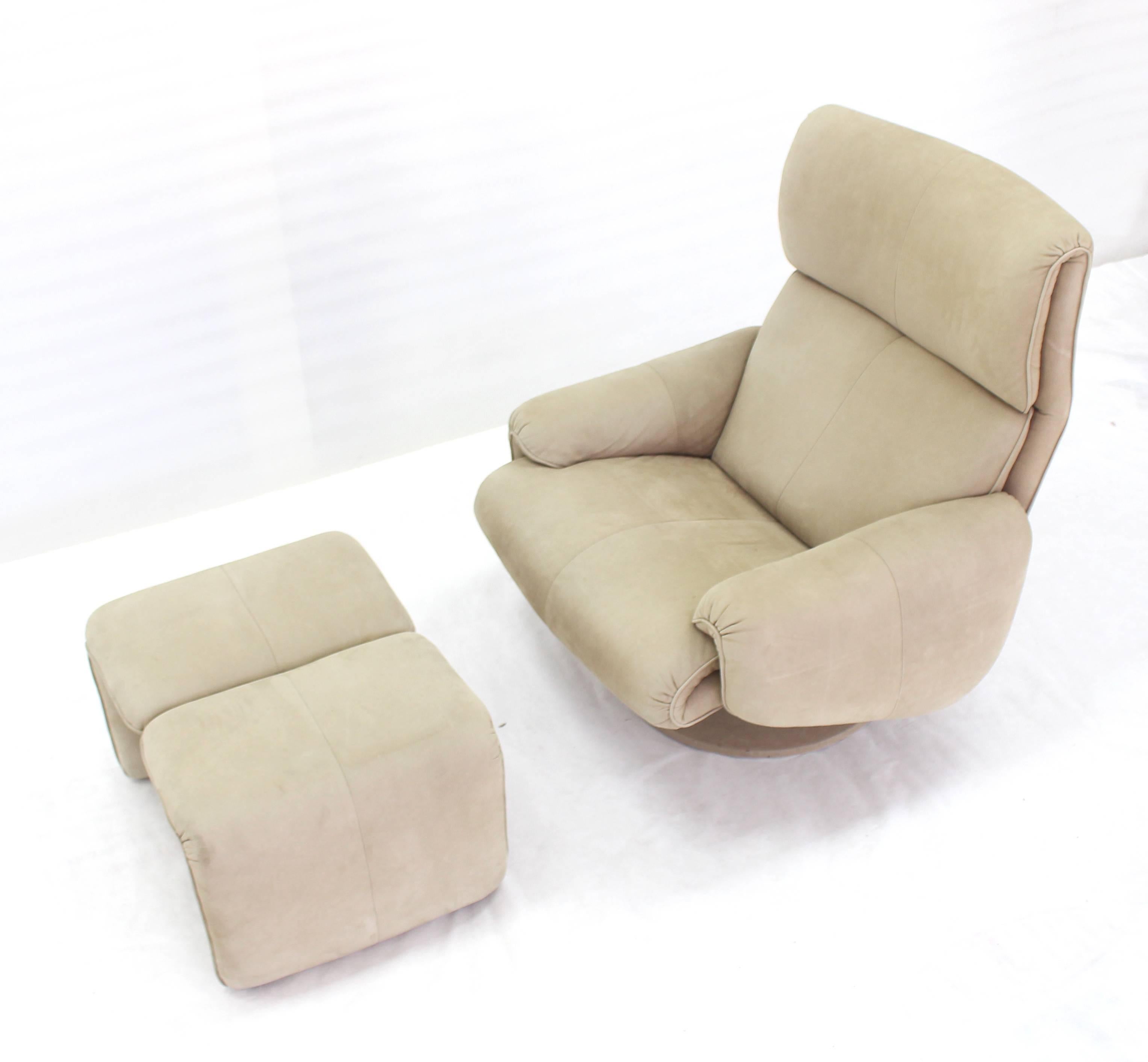 Very nice Mid-Century Modern swivel lounge chair with matching foot stool.
25 x 20 x 38 - ottoman.