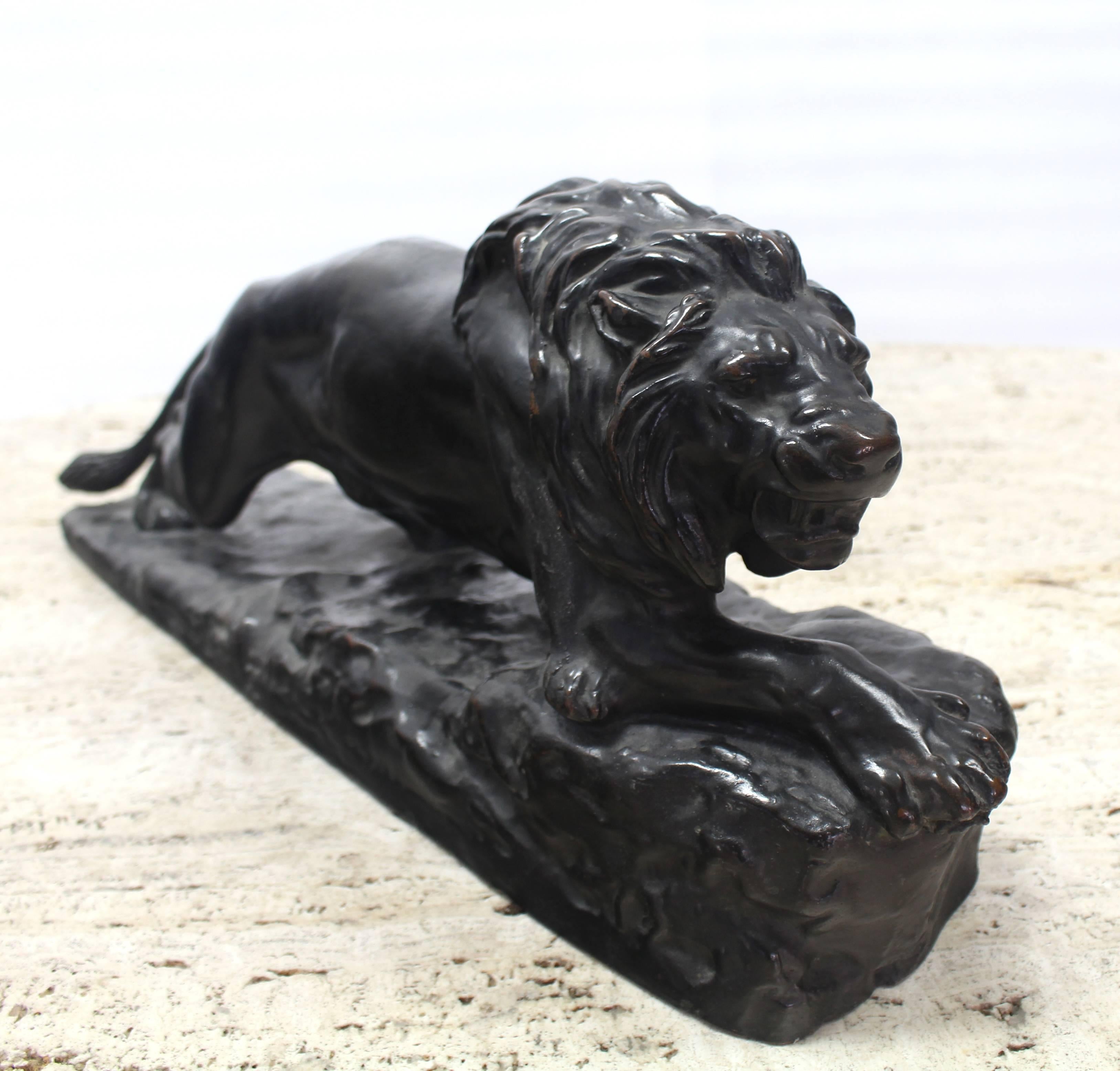 Signierte Keramik-Skulptur eines Löwen vom Künstler (Patiniert) im Angebot
