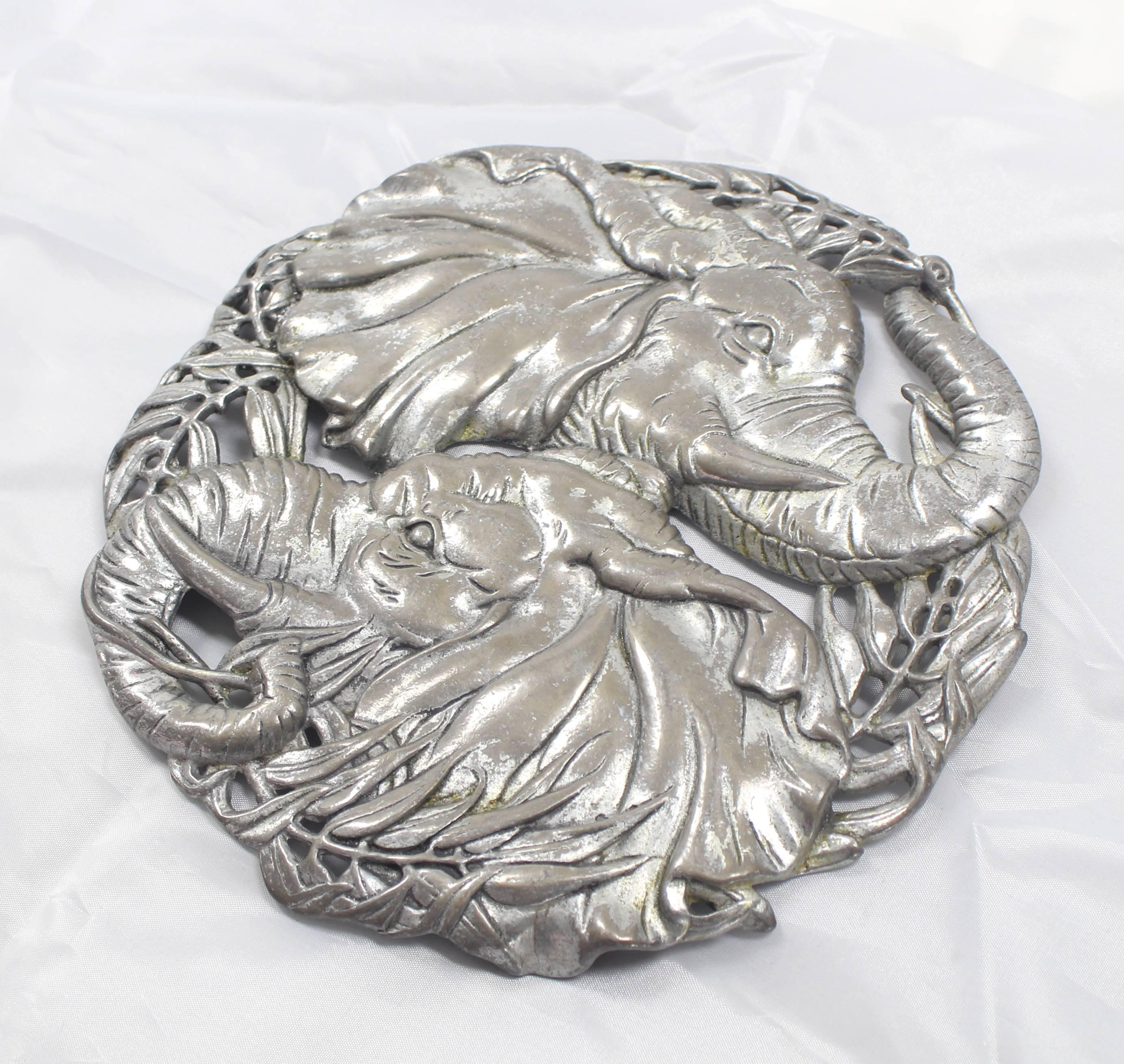 Soporte para Bandeja Redondo de Aluminio Fundido Arthur Court Vaciado en venta
