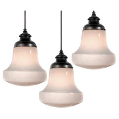 Collection
S di semplici ed eleganti ciondoli a forma di casa della scuola in vetro latte