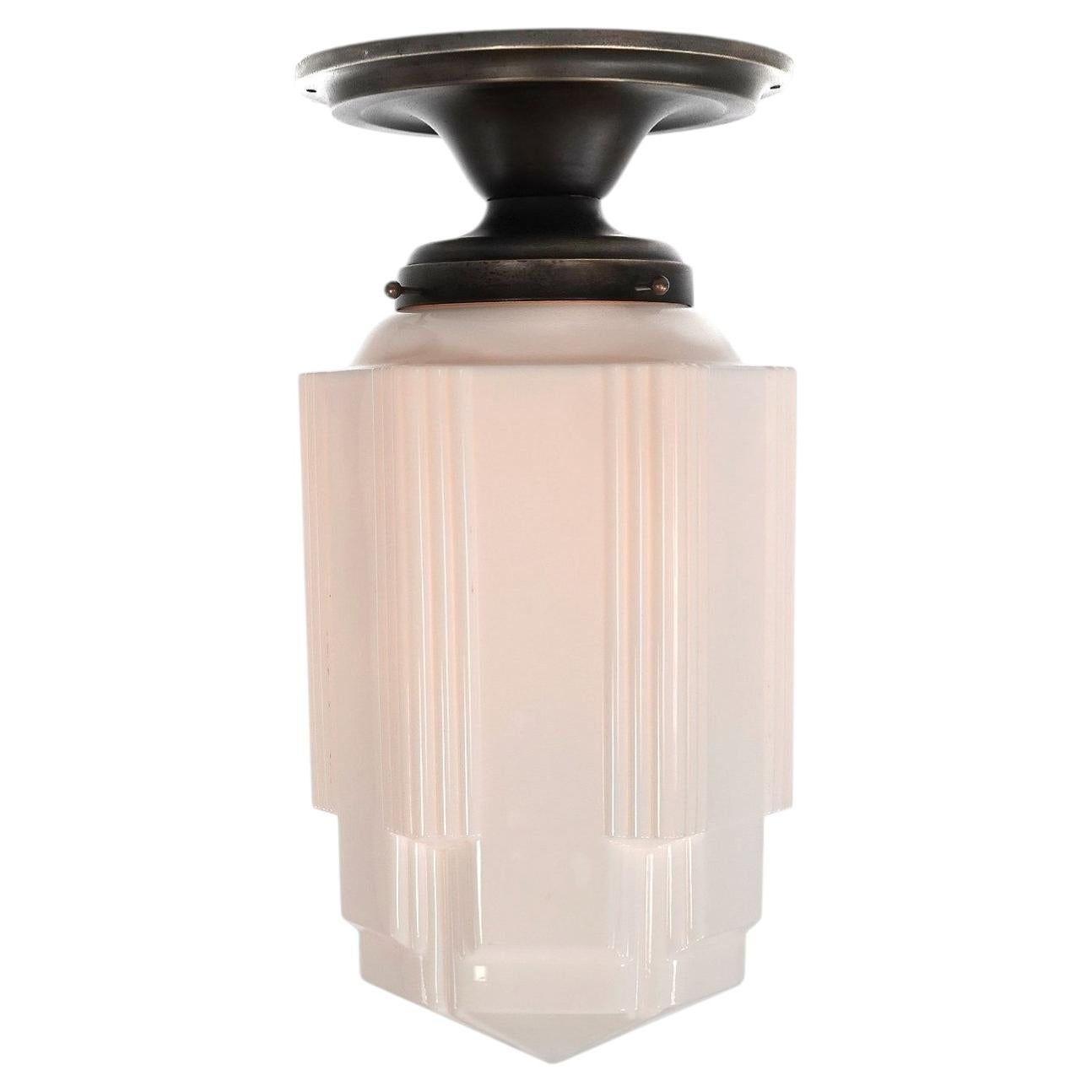 Lámpara de empotrar grande de cristal opalino estilo Art Déco con forma de rascacielos