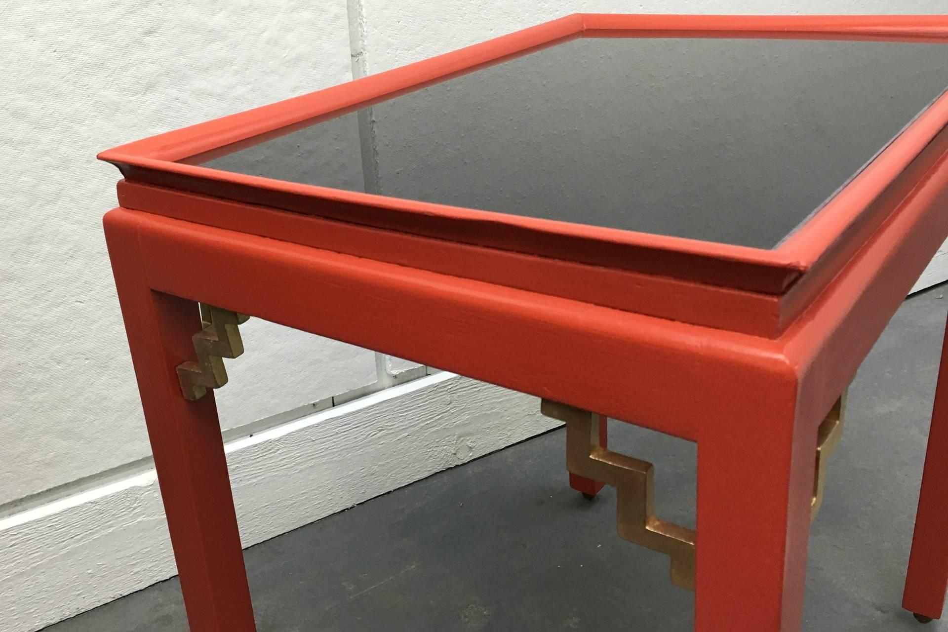 20th Century Chinoiserie Red Lacquer Sidetable In Excellent Condition In Saarbruecken, DE