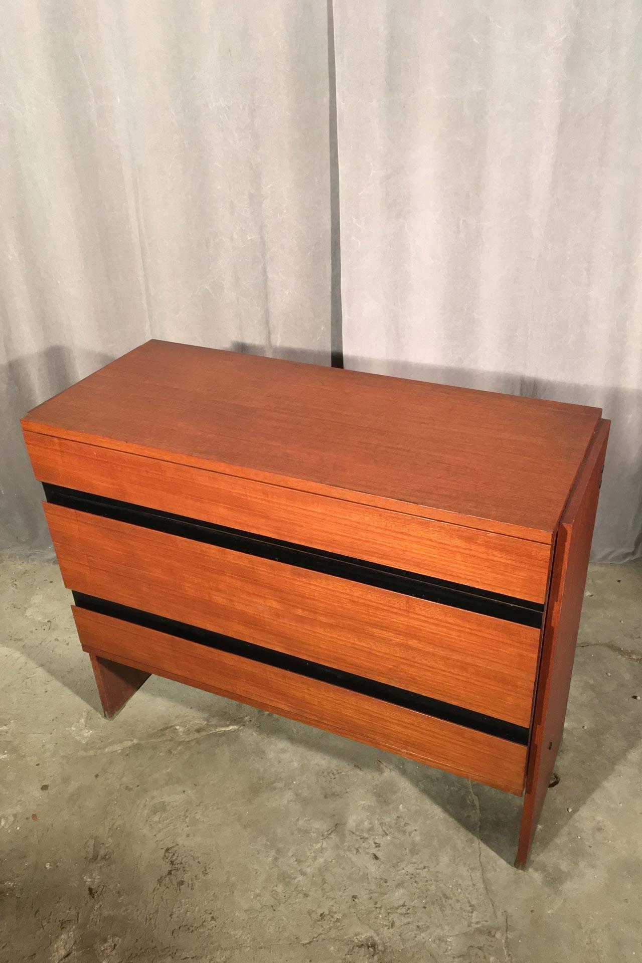 An elegant dresser from the Urio series designed, circa 1958. The veneer is teak with black painted aluminum trim. 

Published in the 1958 MiM sales brochure.