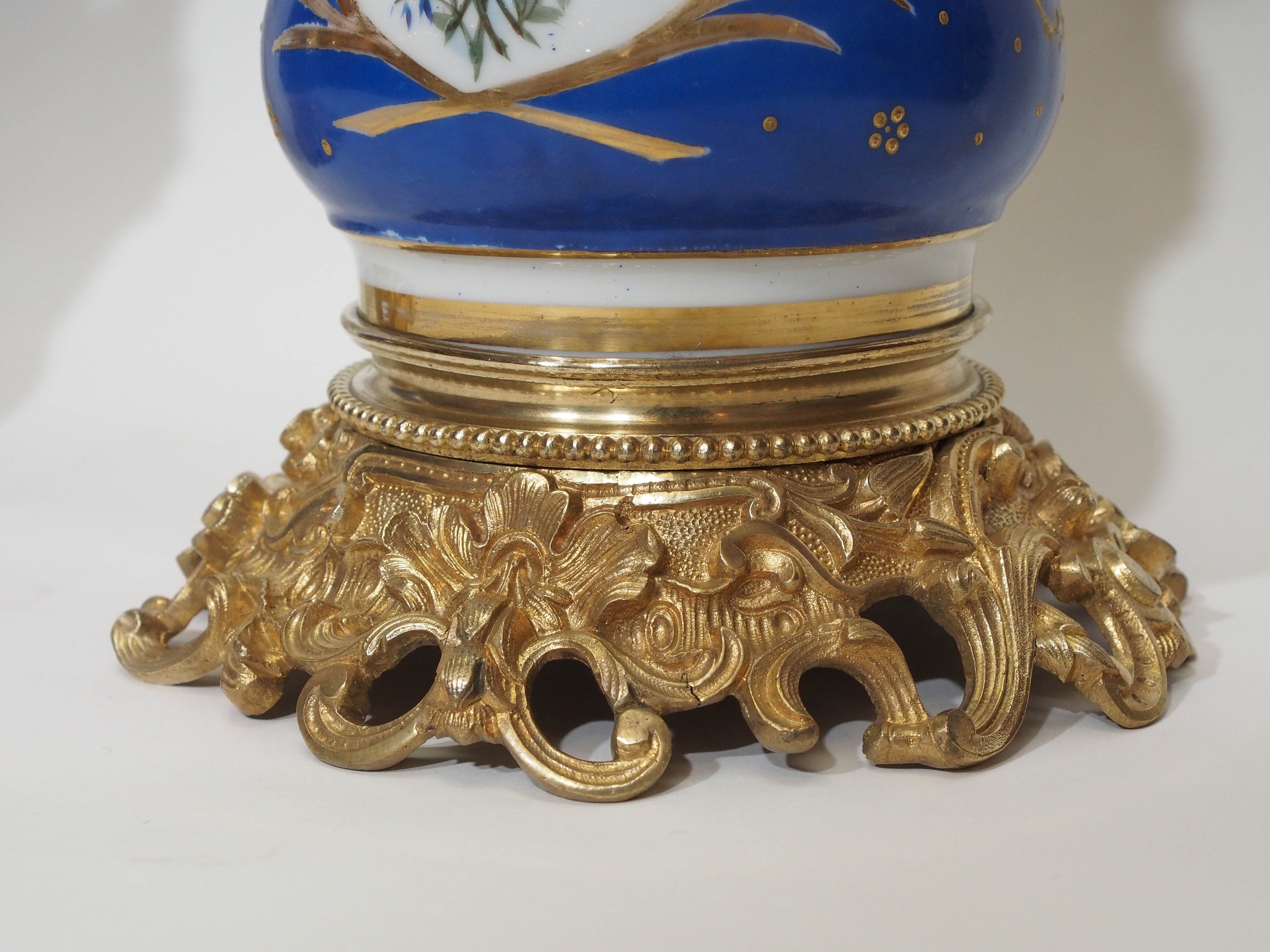 Porcelaine Paire de lampes françaises anciennes en porcelaine « Vieux Paris », vers 1840-1860 en vente