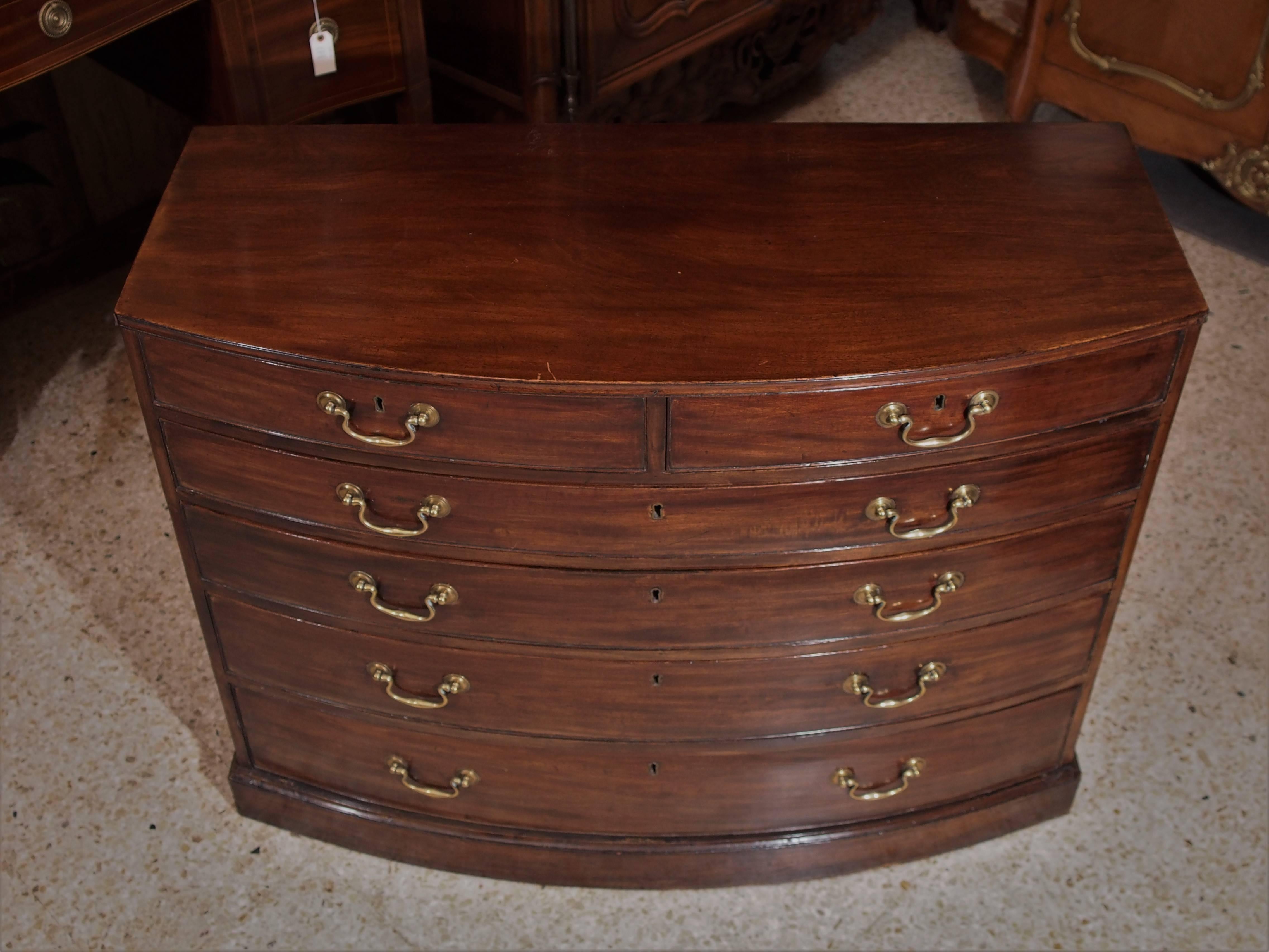 Antique English Mahogany Bow Front Chest, circa 1840 In Excellent Condition For Sale In New Orleans, LA
