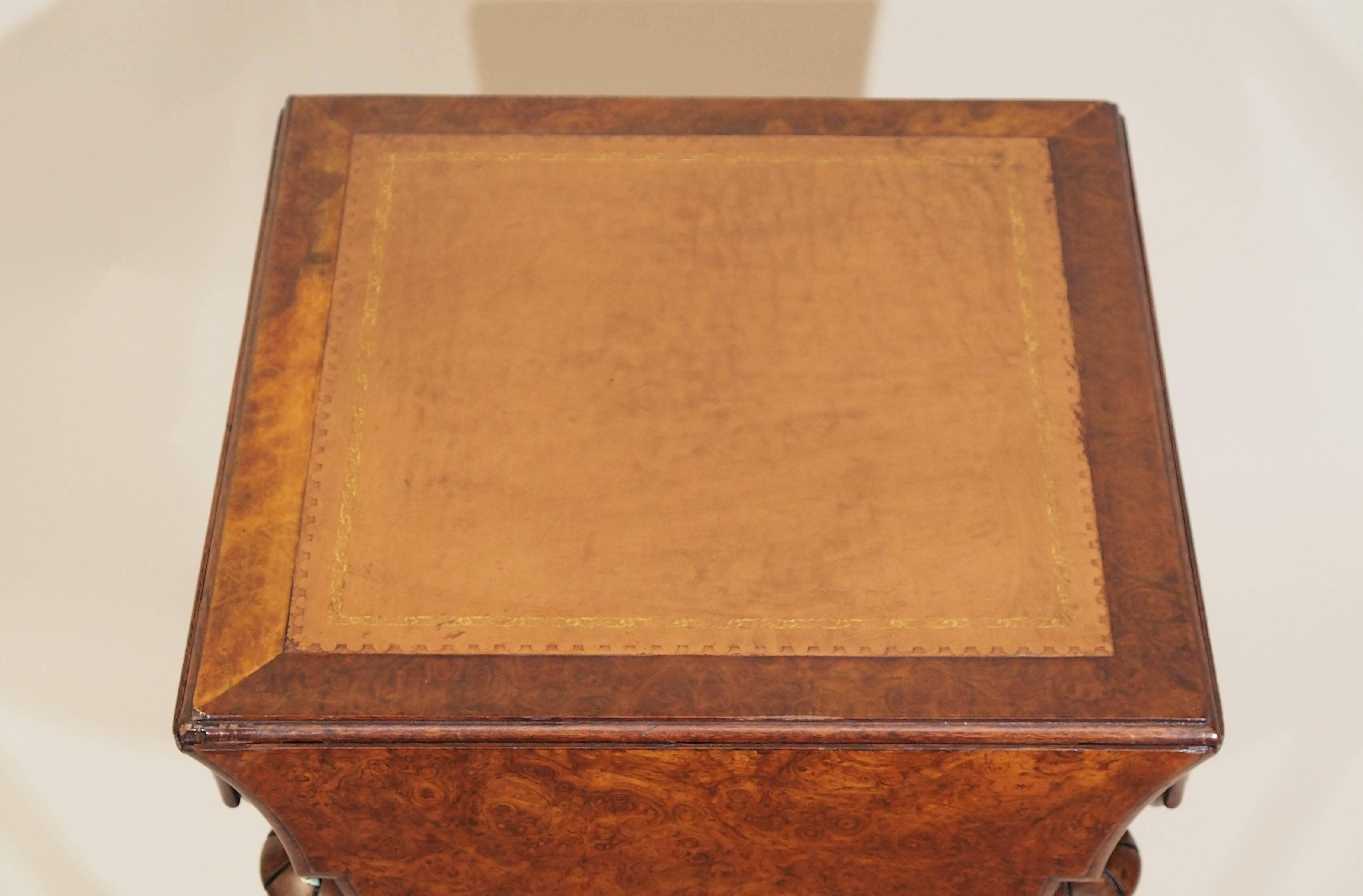 Ces pièces en ronce sont les préférées de nos clients. Cette table à cartes pliante est un bel exemple du travail du bois réalisé à la fin du 19e siècle.