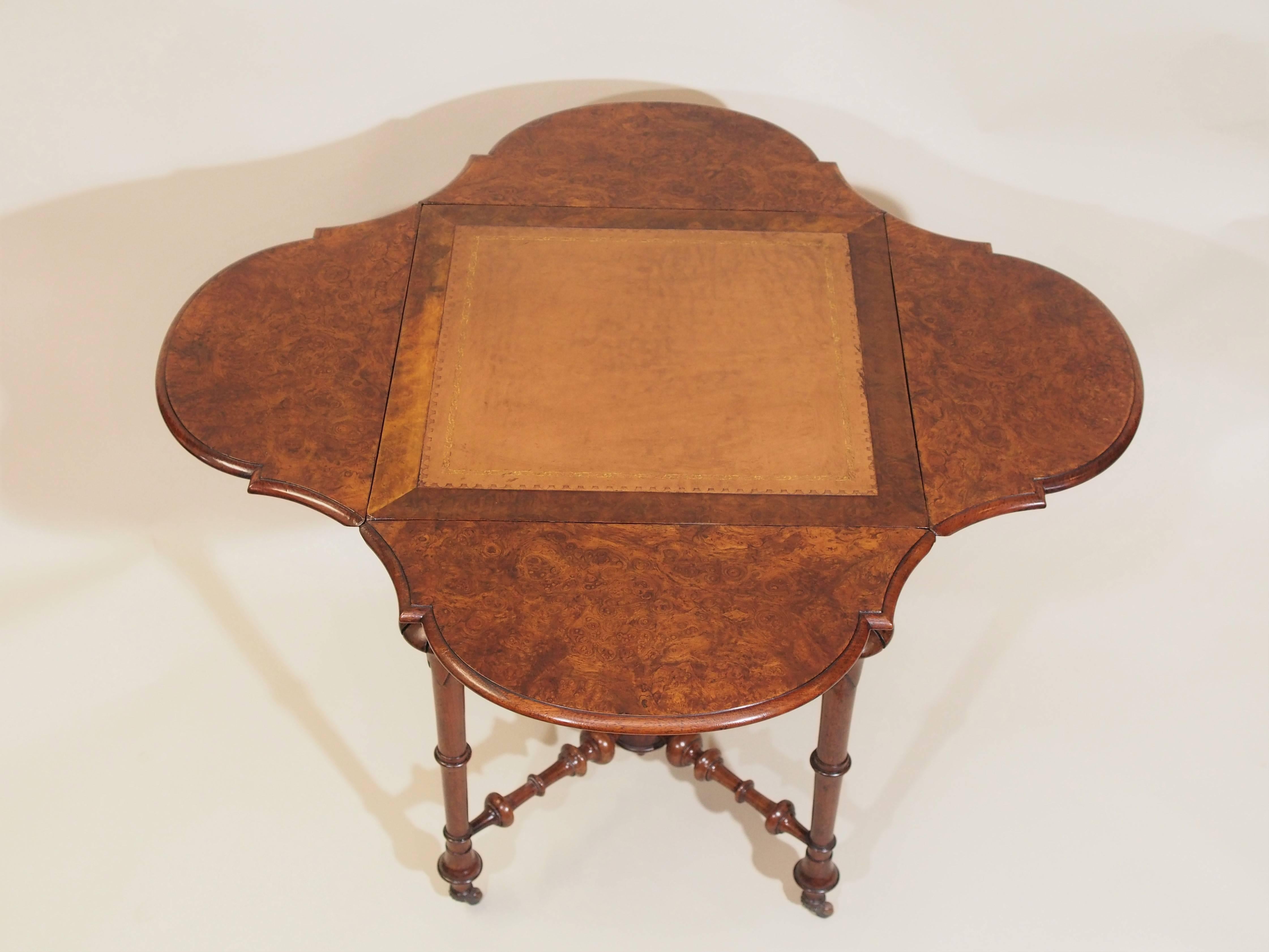 Anglais Ancienne table à cartes pliante en noyer ronceux anglais, vers 1880 en vente