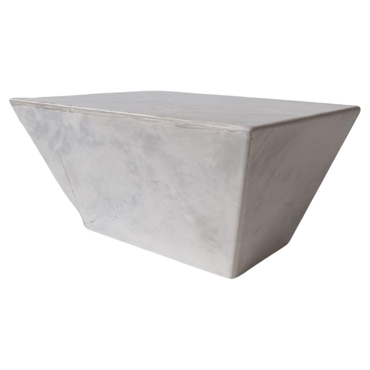 Wir stellen Ihnen unser exquisites Carrara-Marmor-Tischset vor, ein atemberaubendes Ensemble, das zeitlose Schönheit und tadellose Handwerkskunst verkörpert. Gefertigt aus feinstem Carrara-Marmor, der für seine Eleganz und sein Prestige bekannt ist,